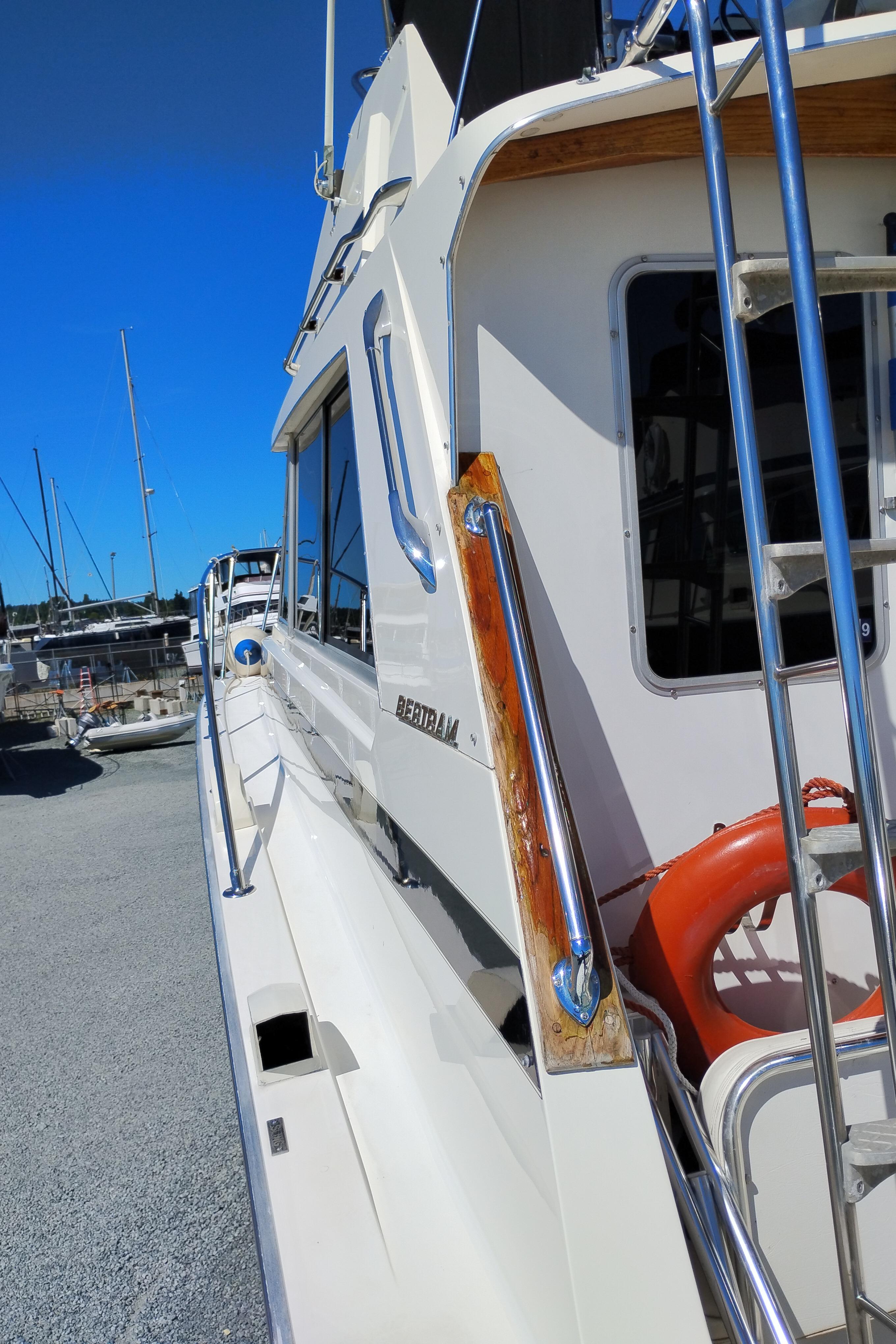 1978 Bertram 33 Flybridge Cruiser - 57