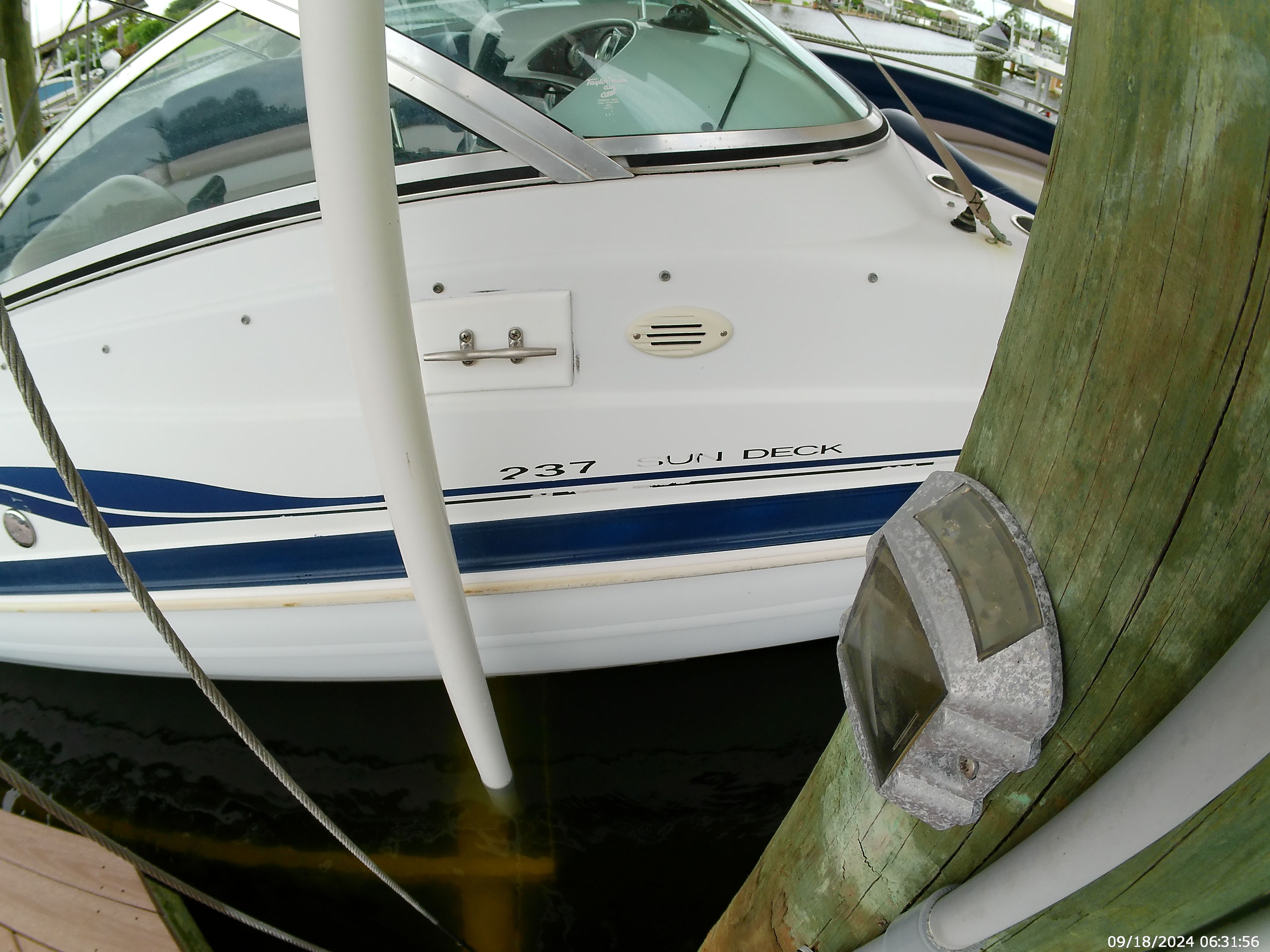 2000 Godfrey / Hurricane Sundeck 237 I/O - 37