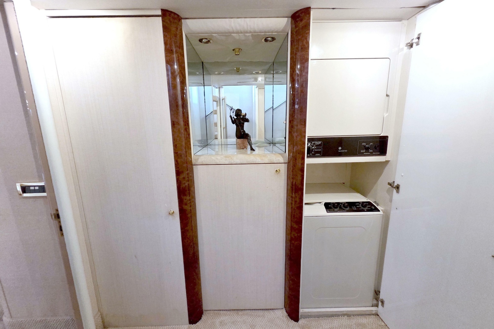 1998 Lazzara Yachts 76 Skylounge Grand Salon - Image 17