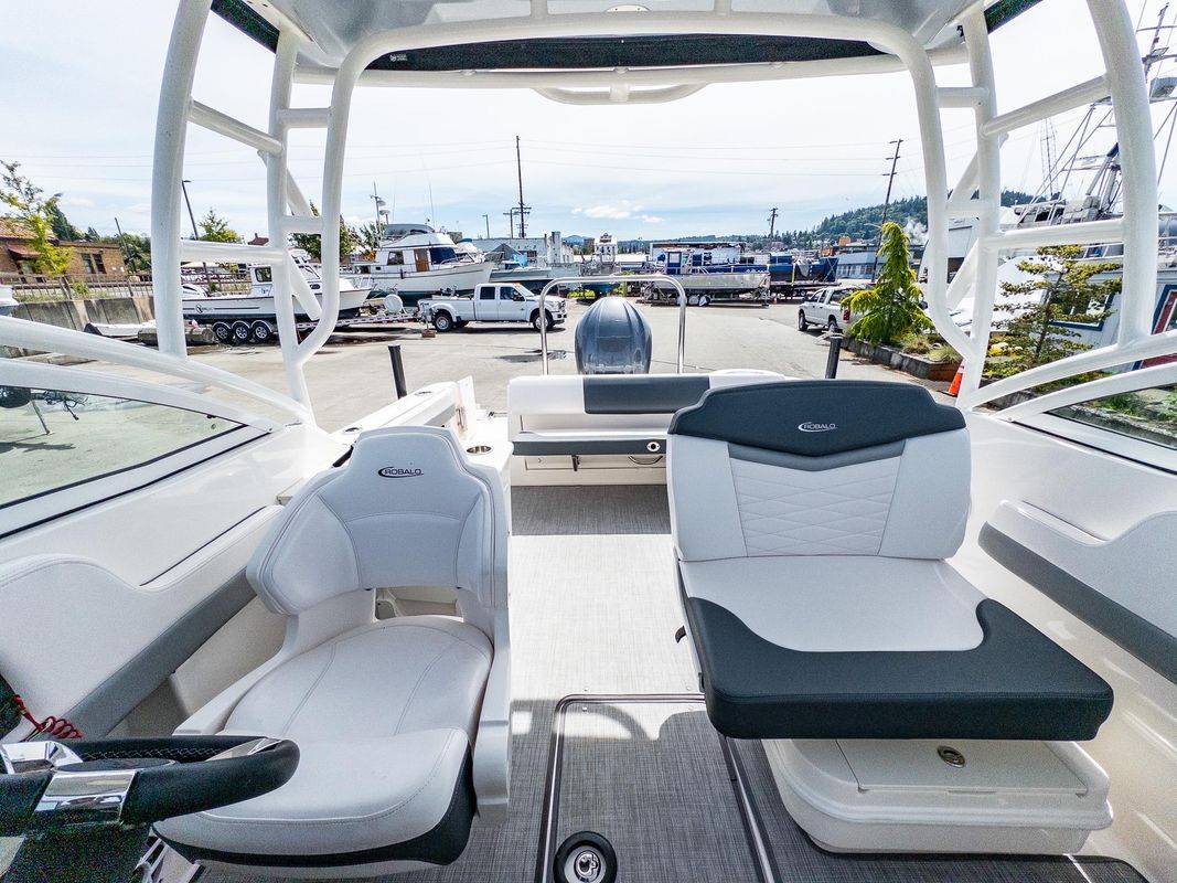 2021 Robalo R247 - Image 9
