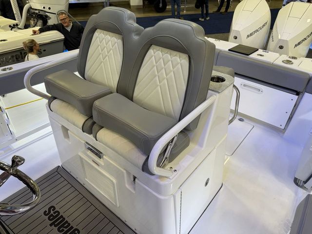 2026 Everglades 285 Center Console - 18