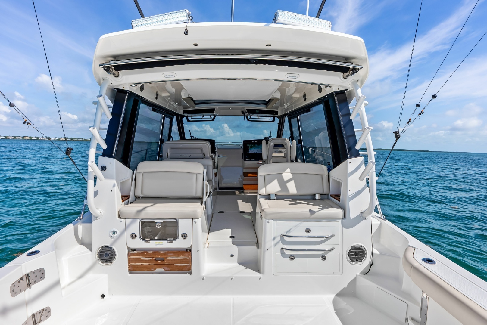 2023 Boston Whaler 405 Conquest - Image 14