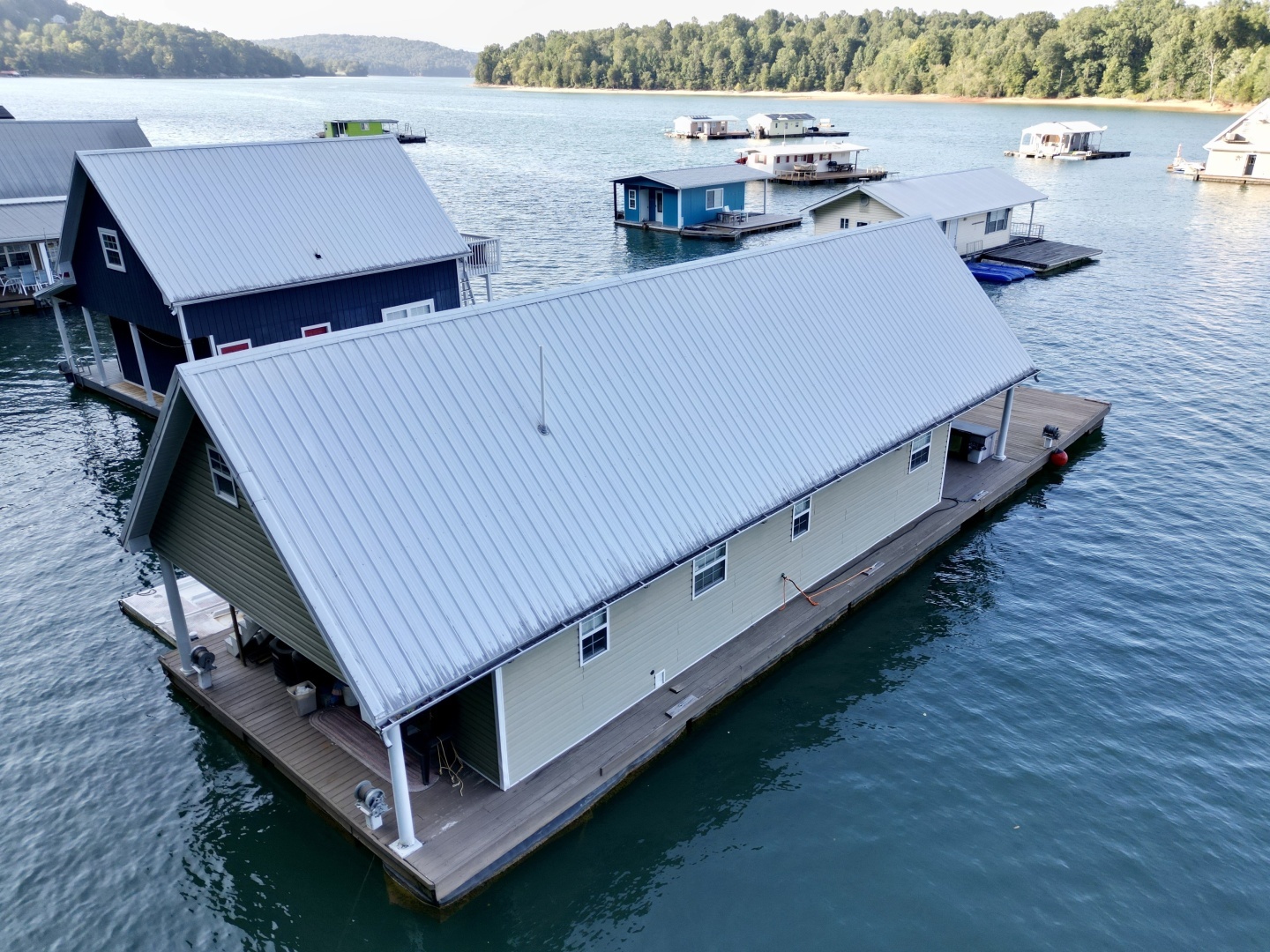 2006 Custom 20 x 43 Floating Cabin - Approx 812sqft - Image 9