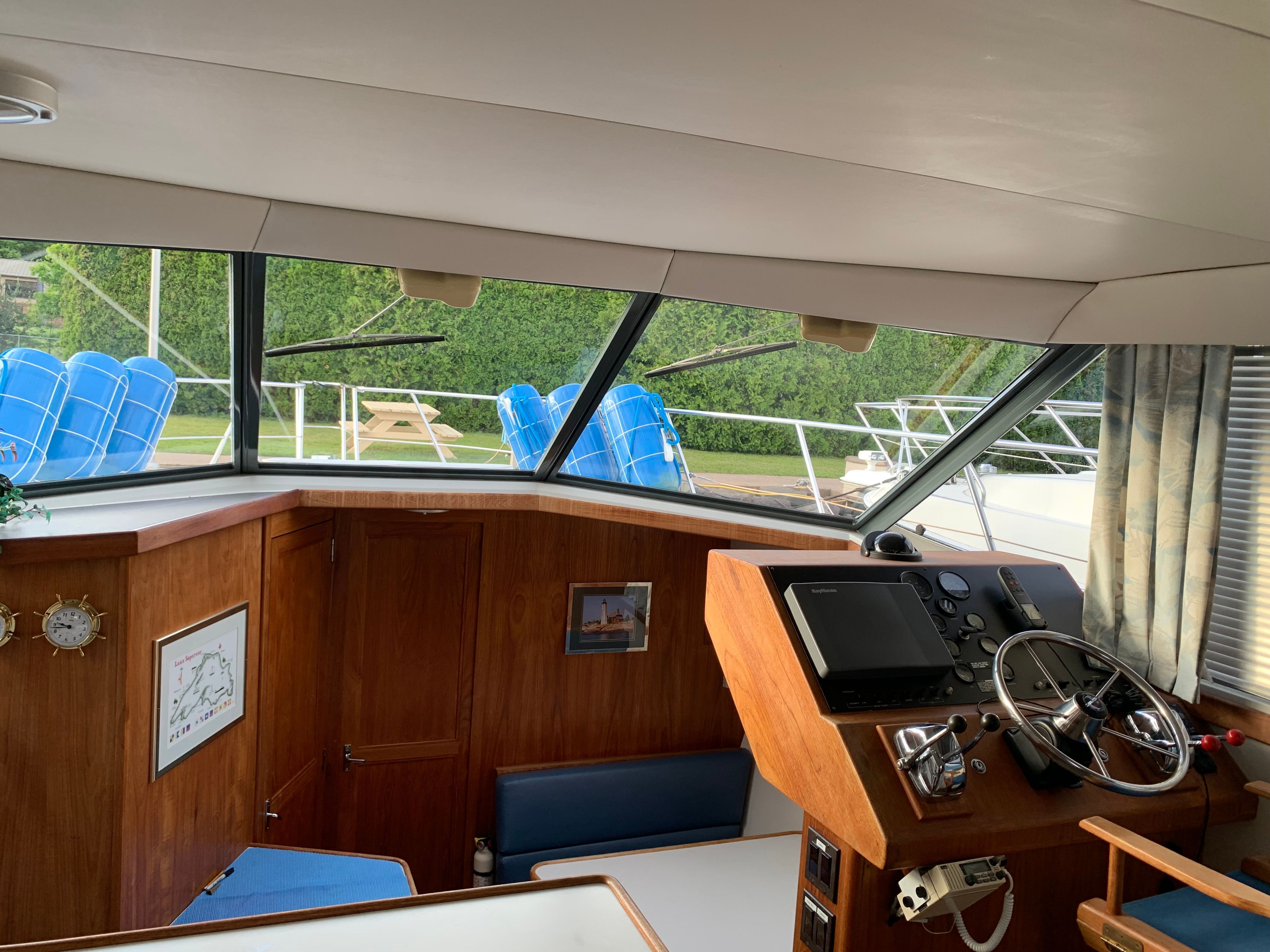 1994 Carver 430 Cockpit Motor Yacht - 3