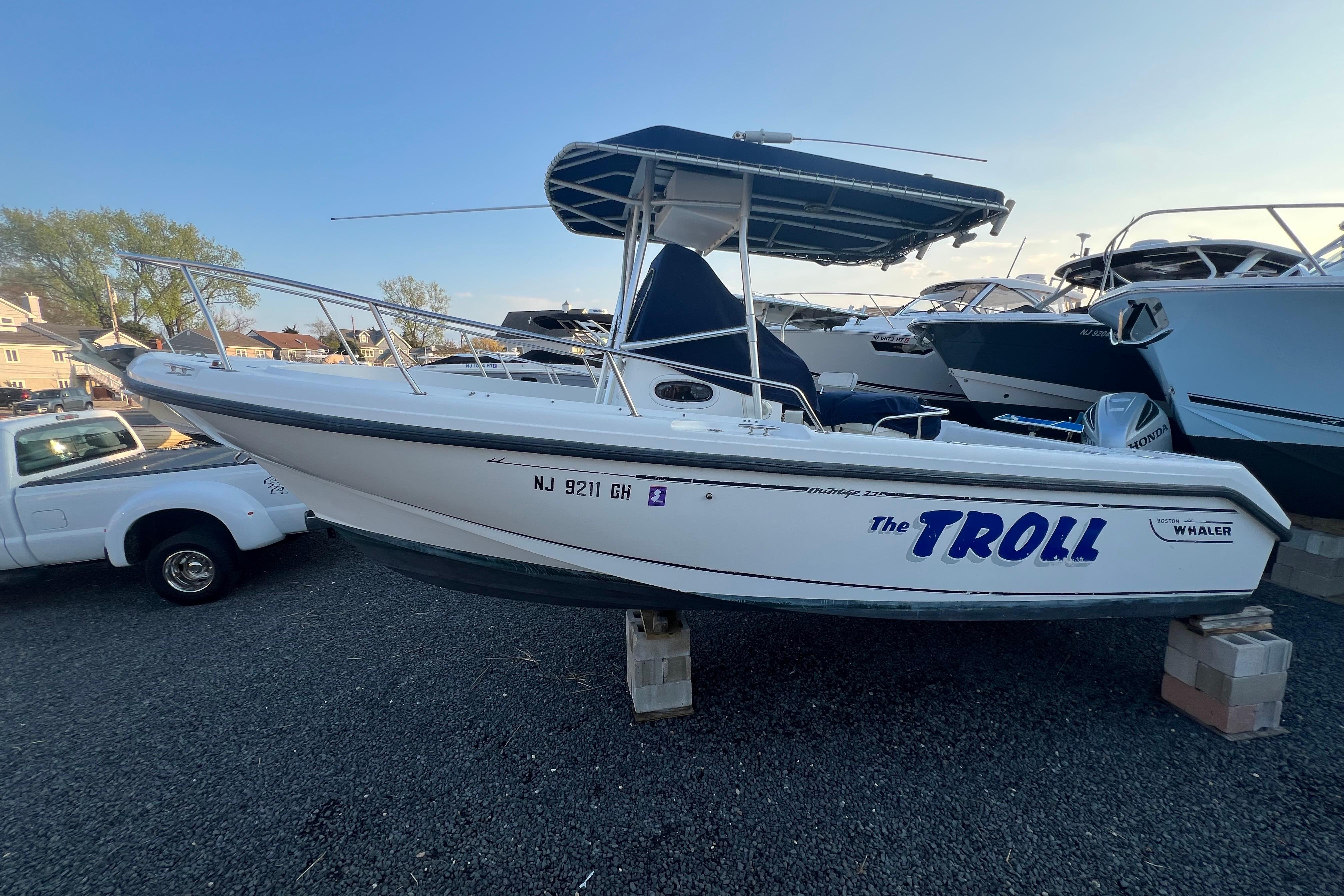 1998 Boston Whaler Outrage 23