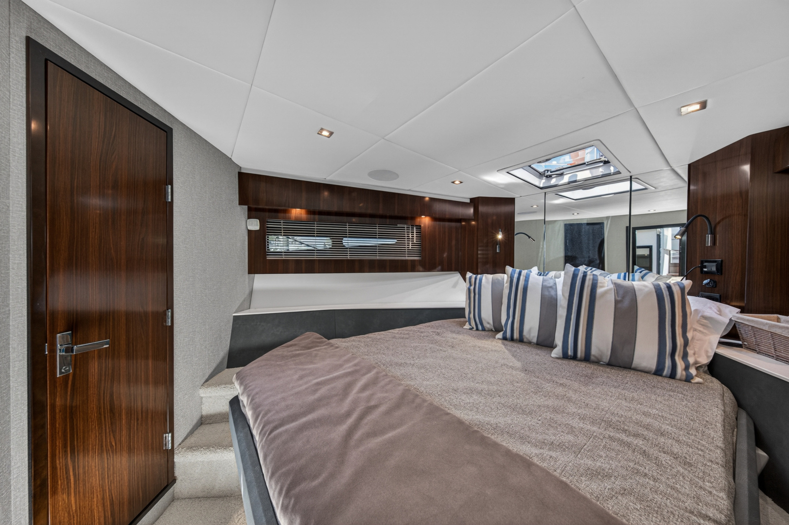 2023 Cruisers Yachts 50 CANTIUS - Image 62