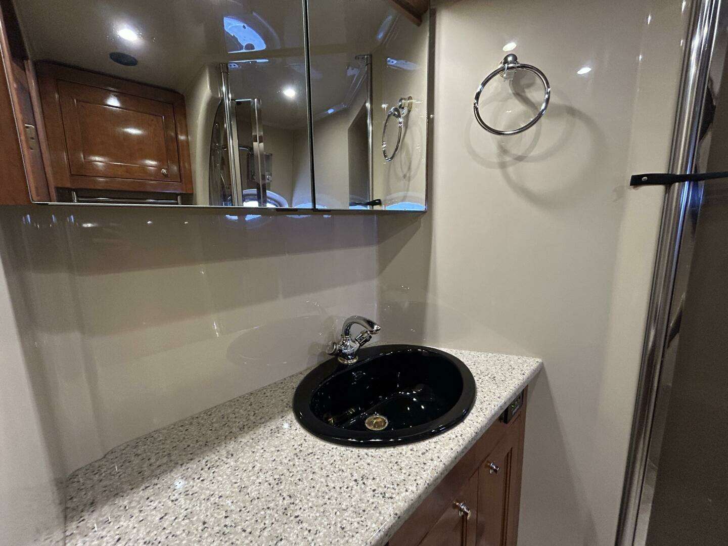 2003 Cruisers Yachts 540 Express - Image 23