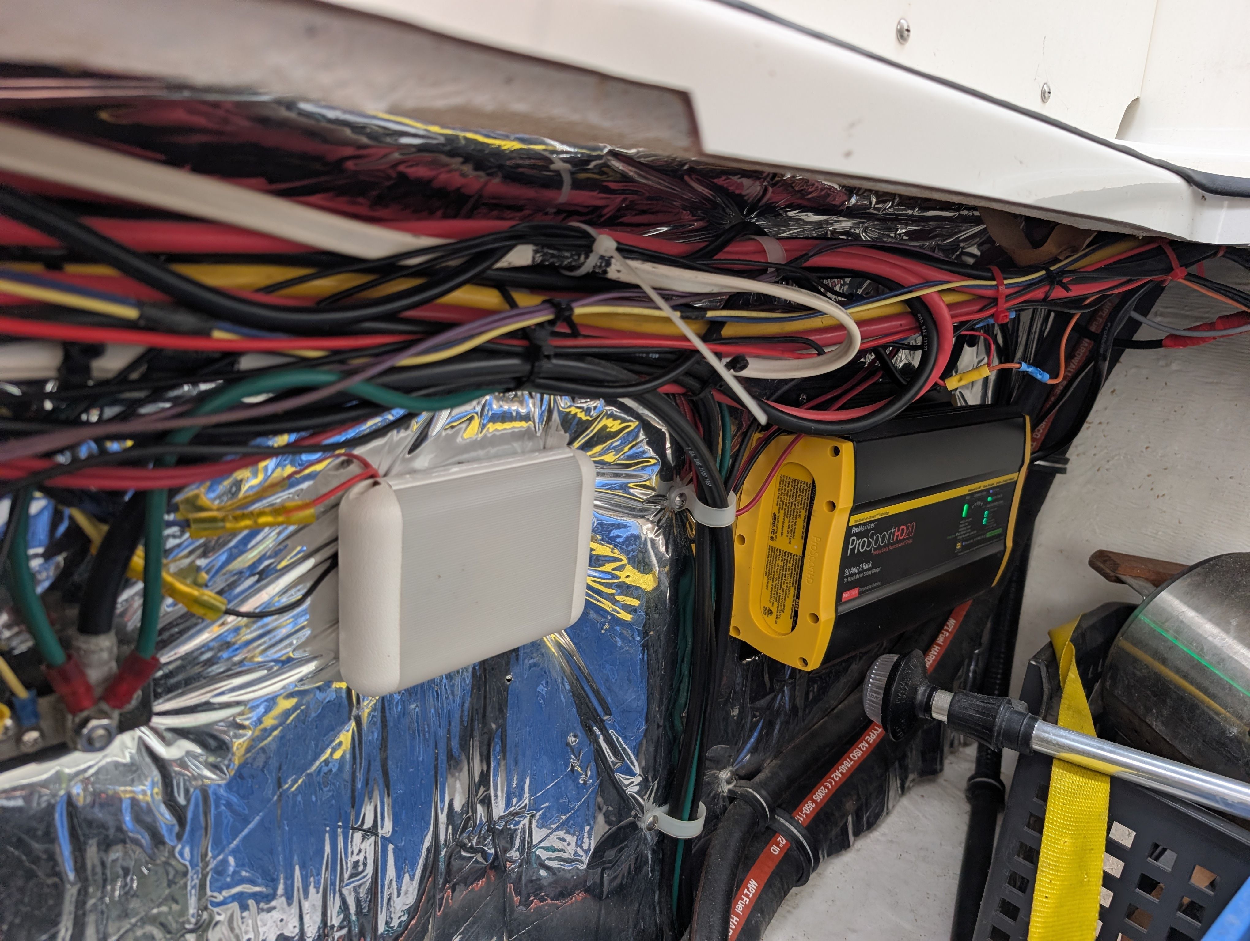 Electrical wiring in a 2006 Glastron GS boat.