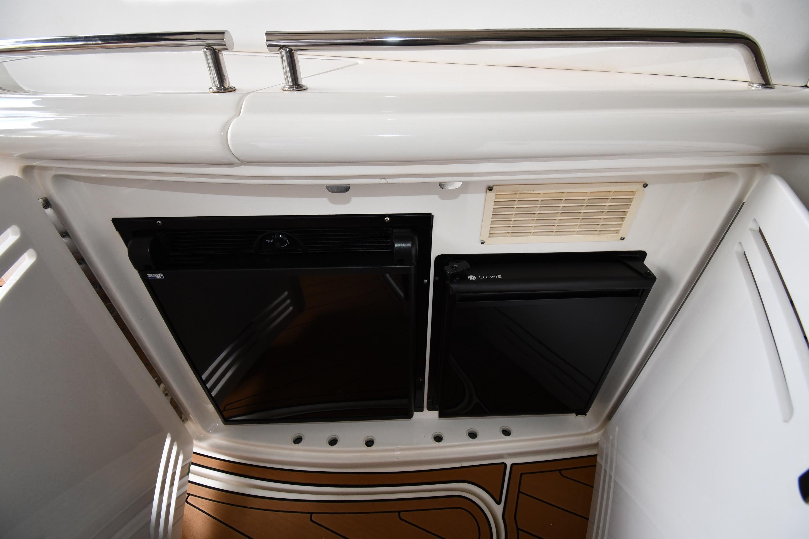 2001 Sea Ray 540 Sundancer yacht interior with dual refrigerators and sleek design.