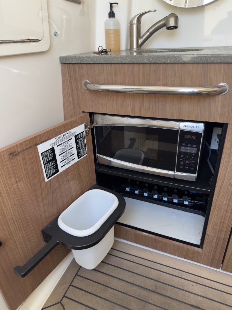 2016 Boston Whaler 350 Outrage - Image 60