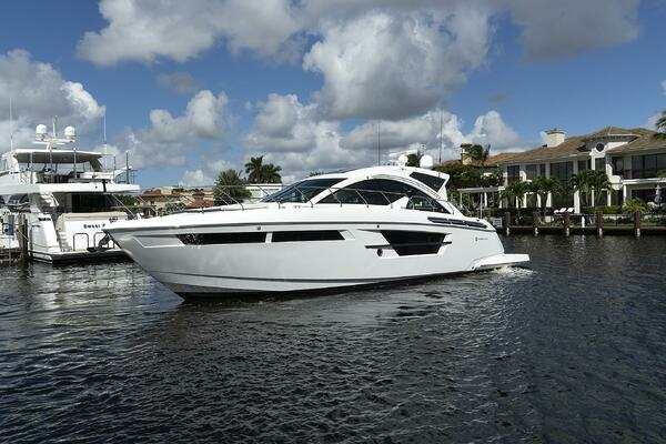 2019 Cruisers Yachts 54 Cantius