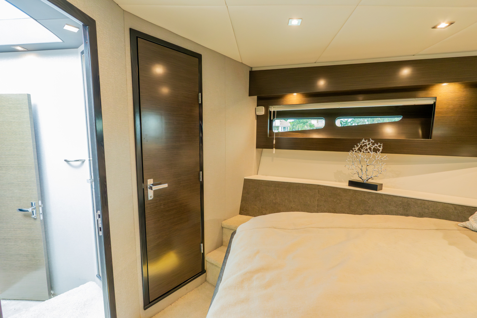 2018 Cruisers Yachts 50 CANTIUS - Image 71