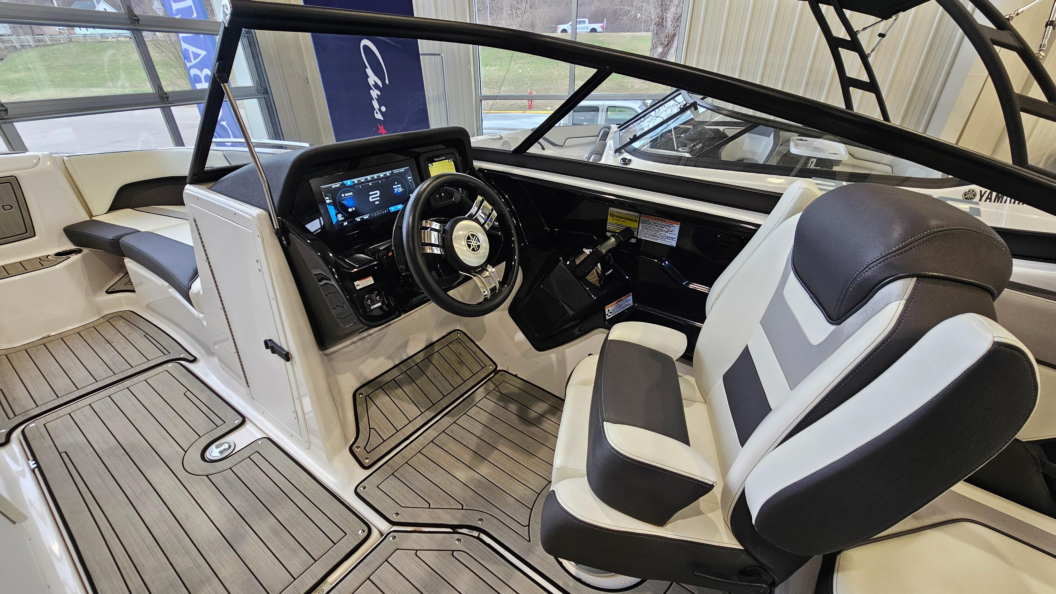 2021 Yamaha Boats 212SD cockpit with modern dashboard and comfortable seating.