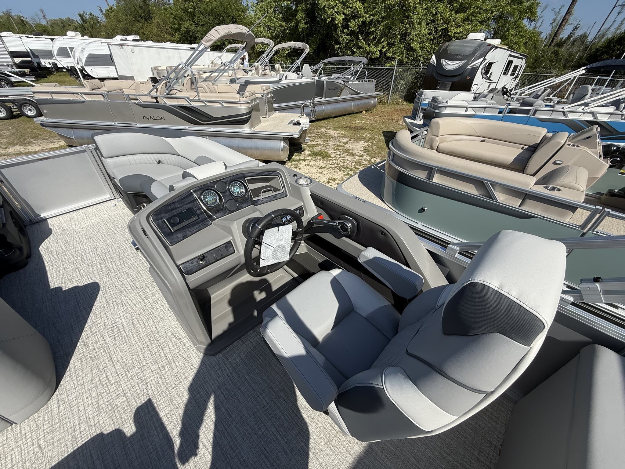 2026 Avalon LSZ 25 QUAD LOUNGER-TRITOON 200HP - 9