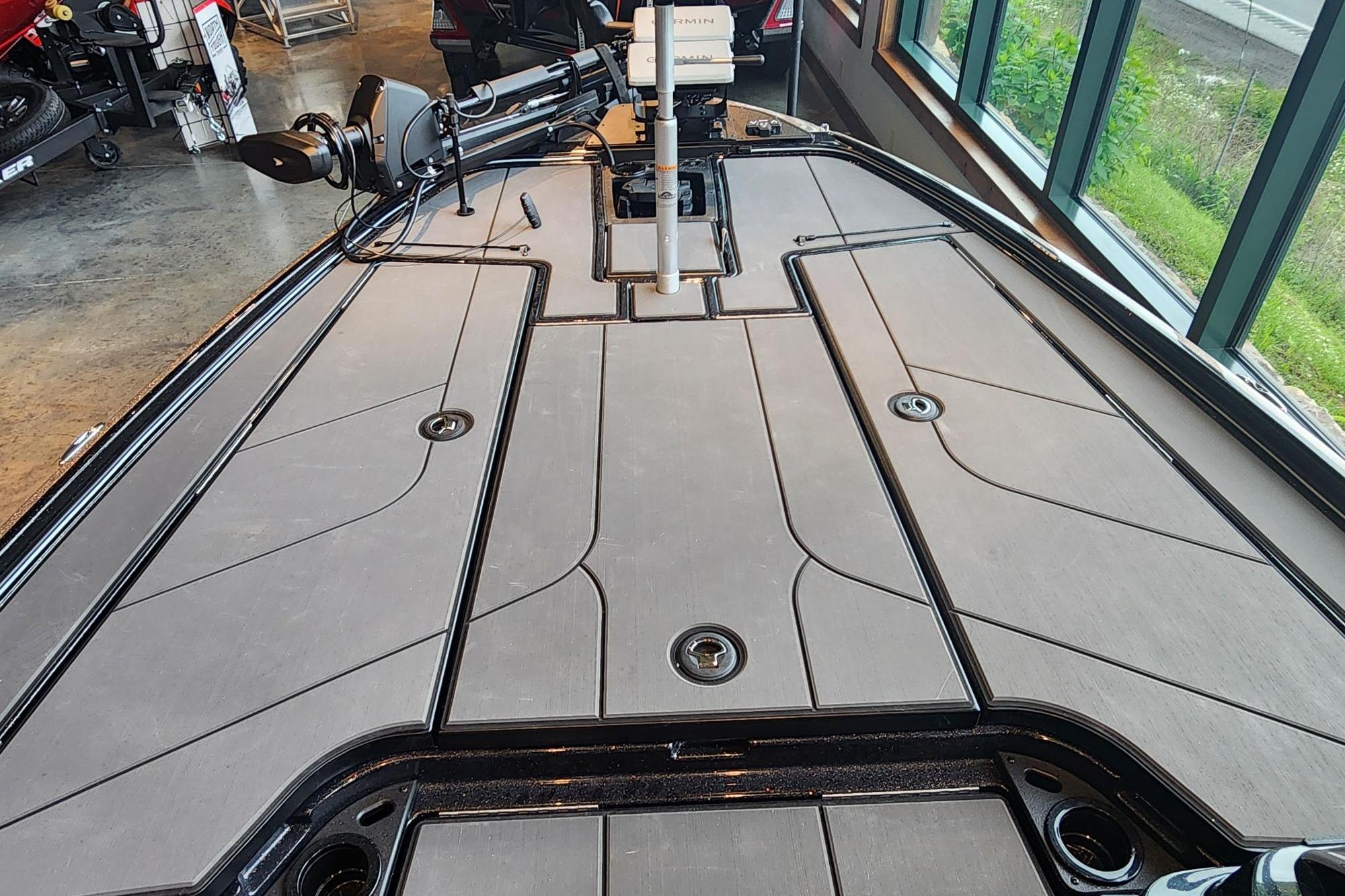 2026 Nitro Z20 XL boat deck with sleek design and advanced features.