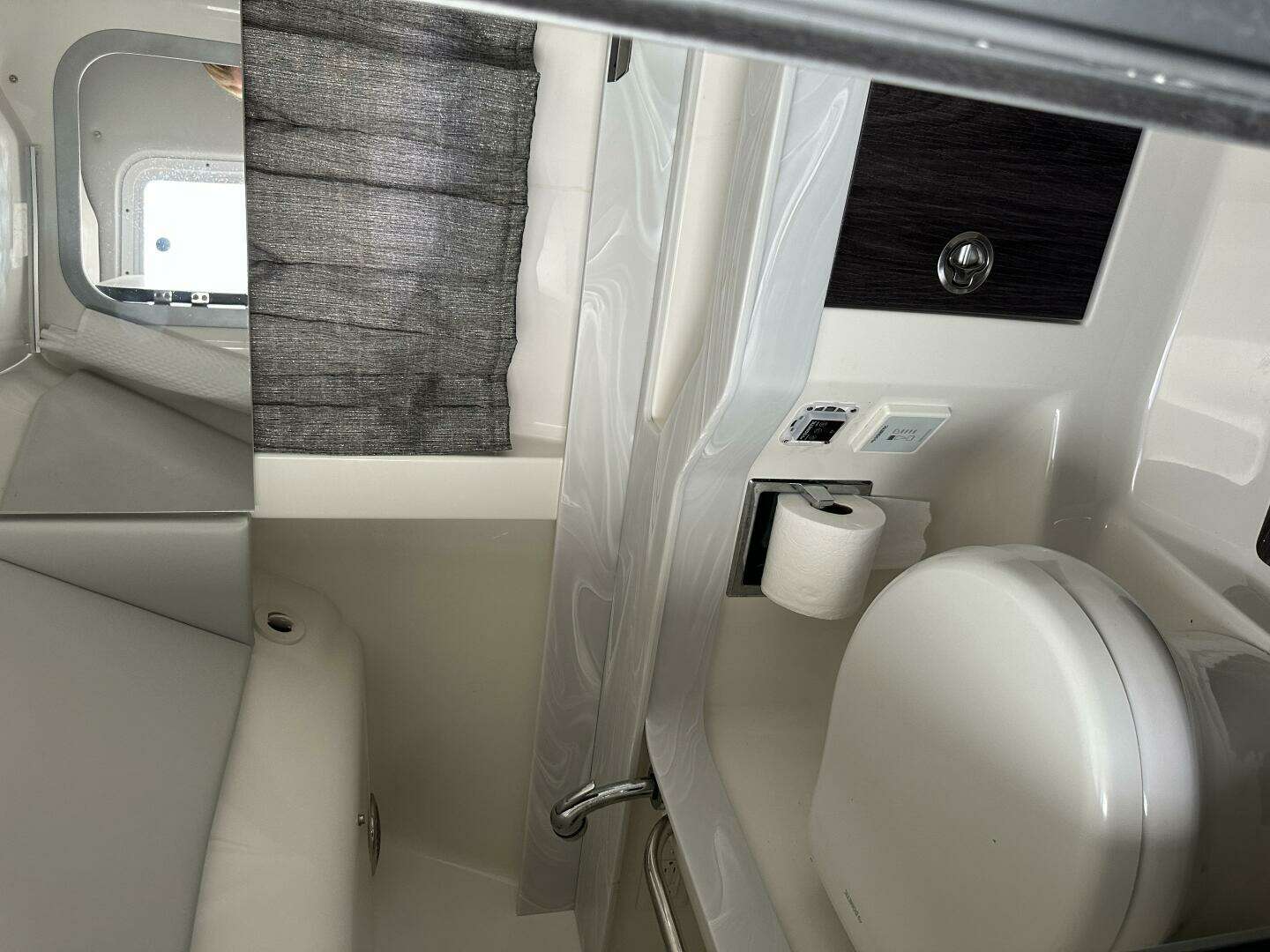 2021 Formula 350 Crossover Bowrider OB - Image 26