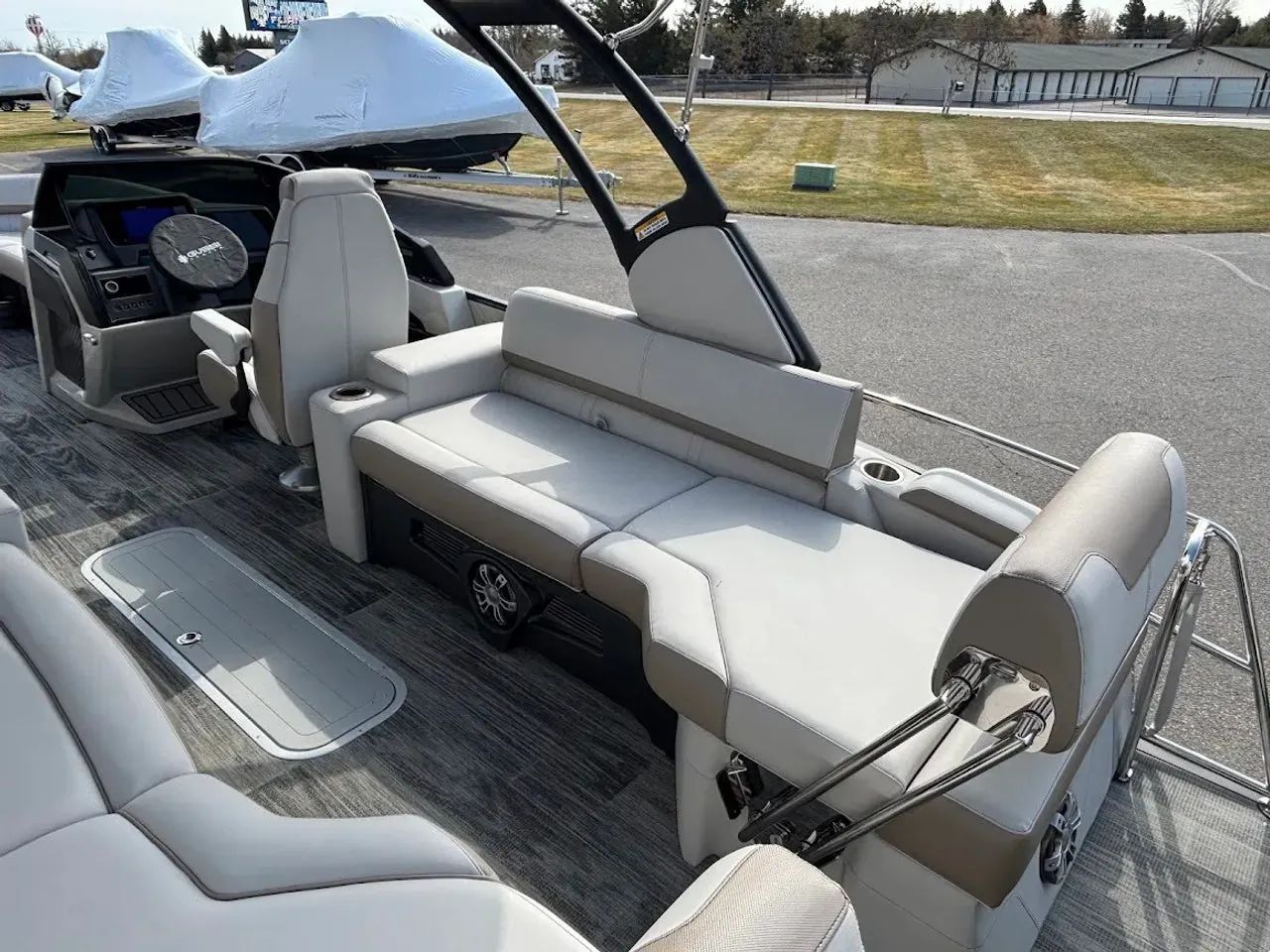 2025 Avalon Catalina Platinum Quad Lounge Shift Windshield 2585 - 6