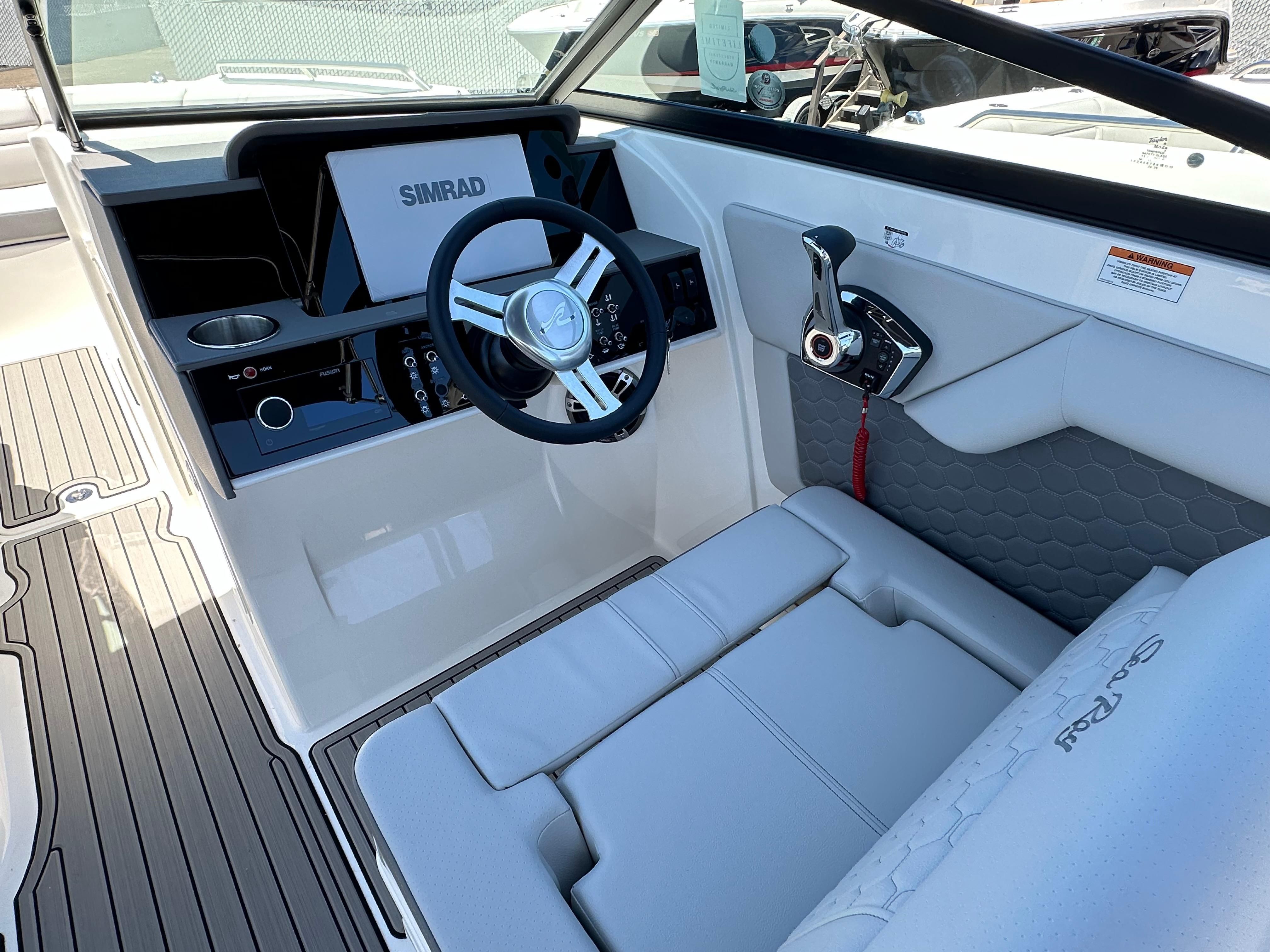 2024 Sea Ray SDX 270 Outboard - 12