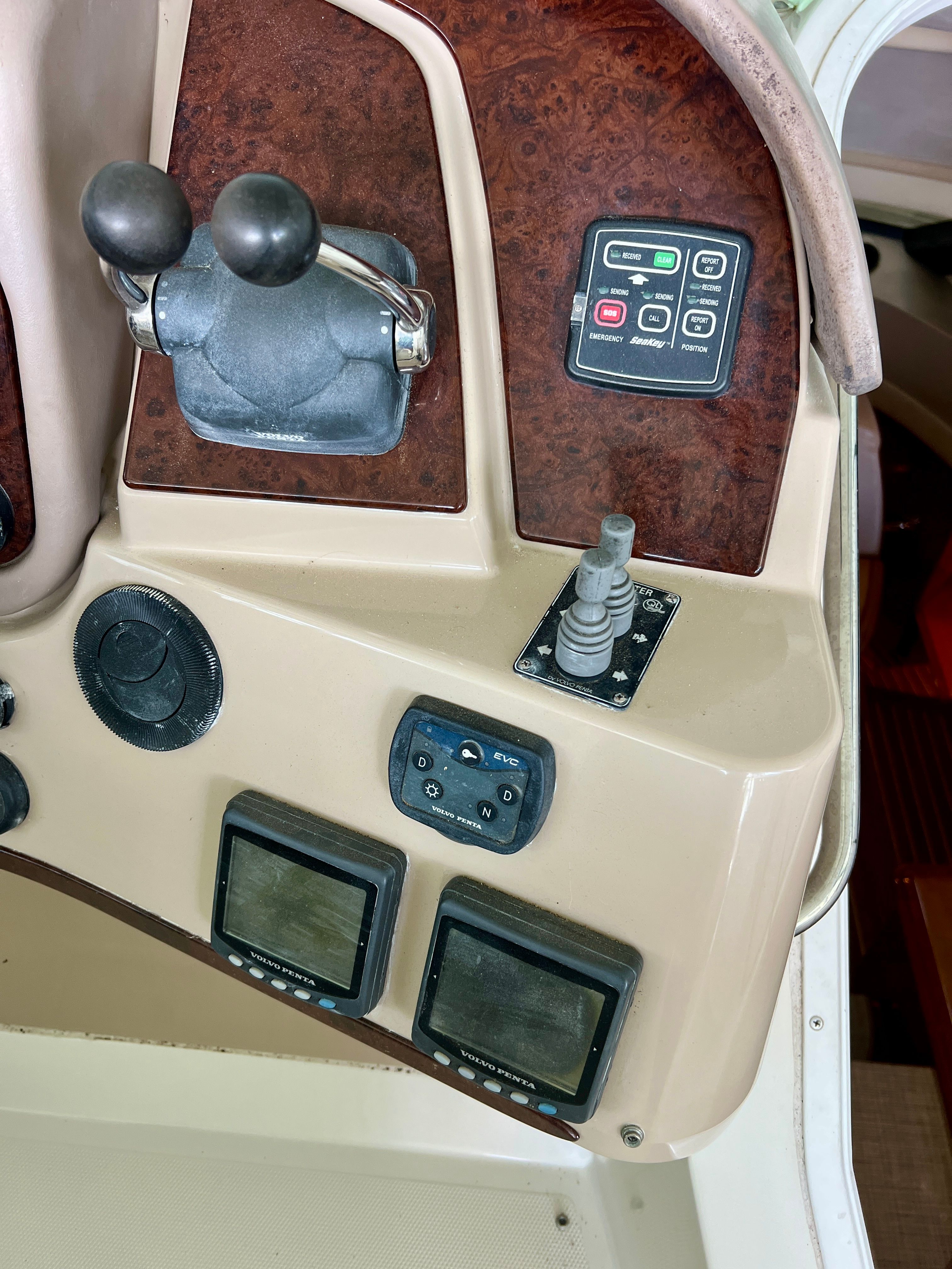 2005 Carver 560 Voyager Sky helm with control panel and instruments.