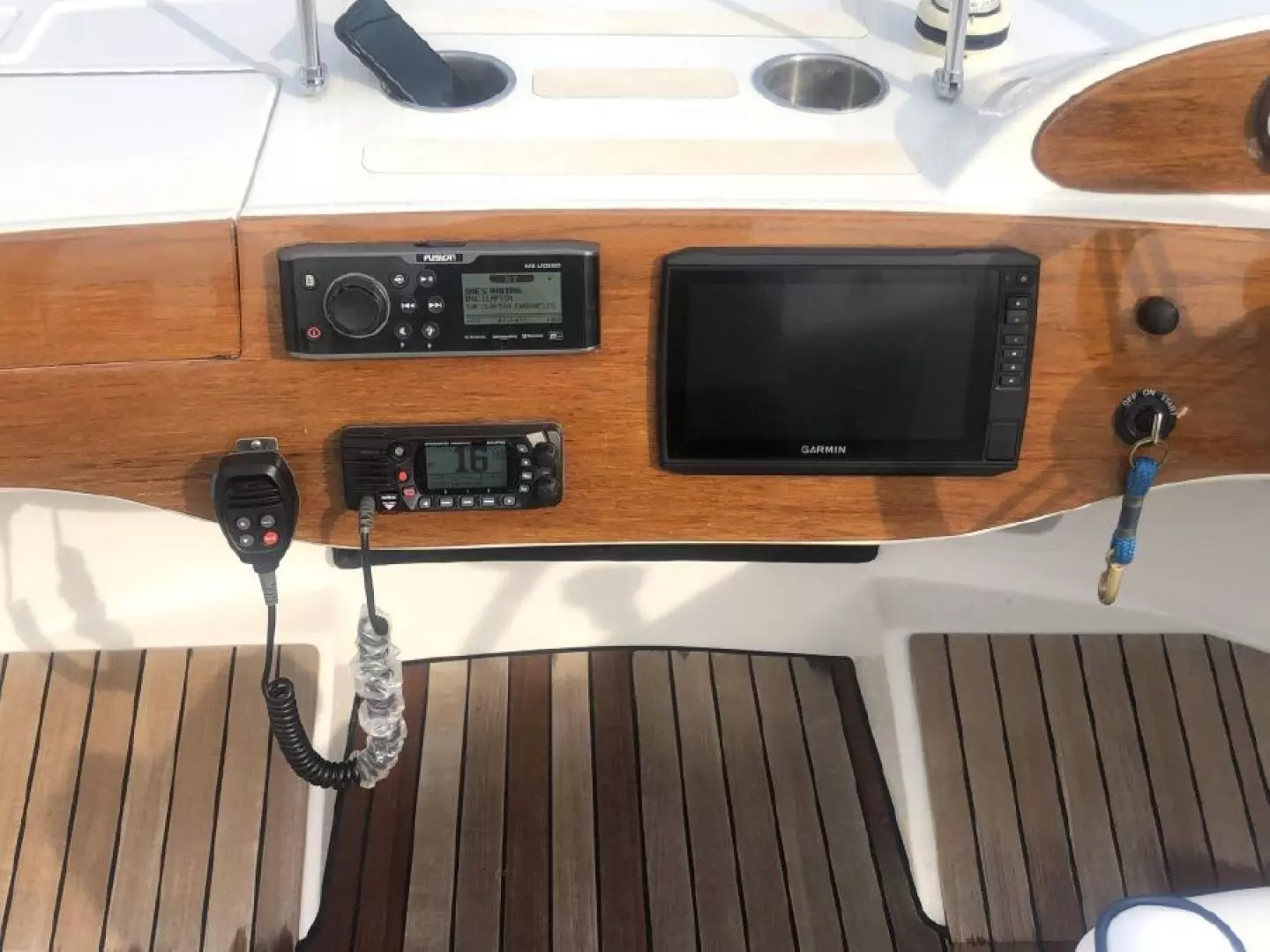 2016 Vanquish 26 Runabout - Image 11