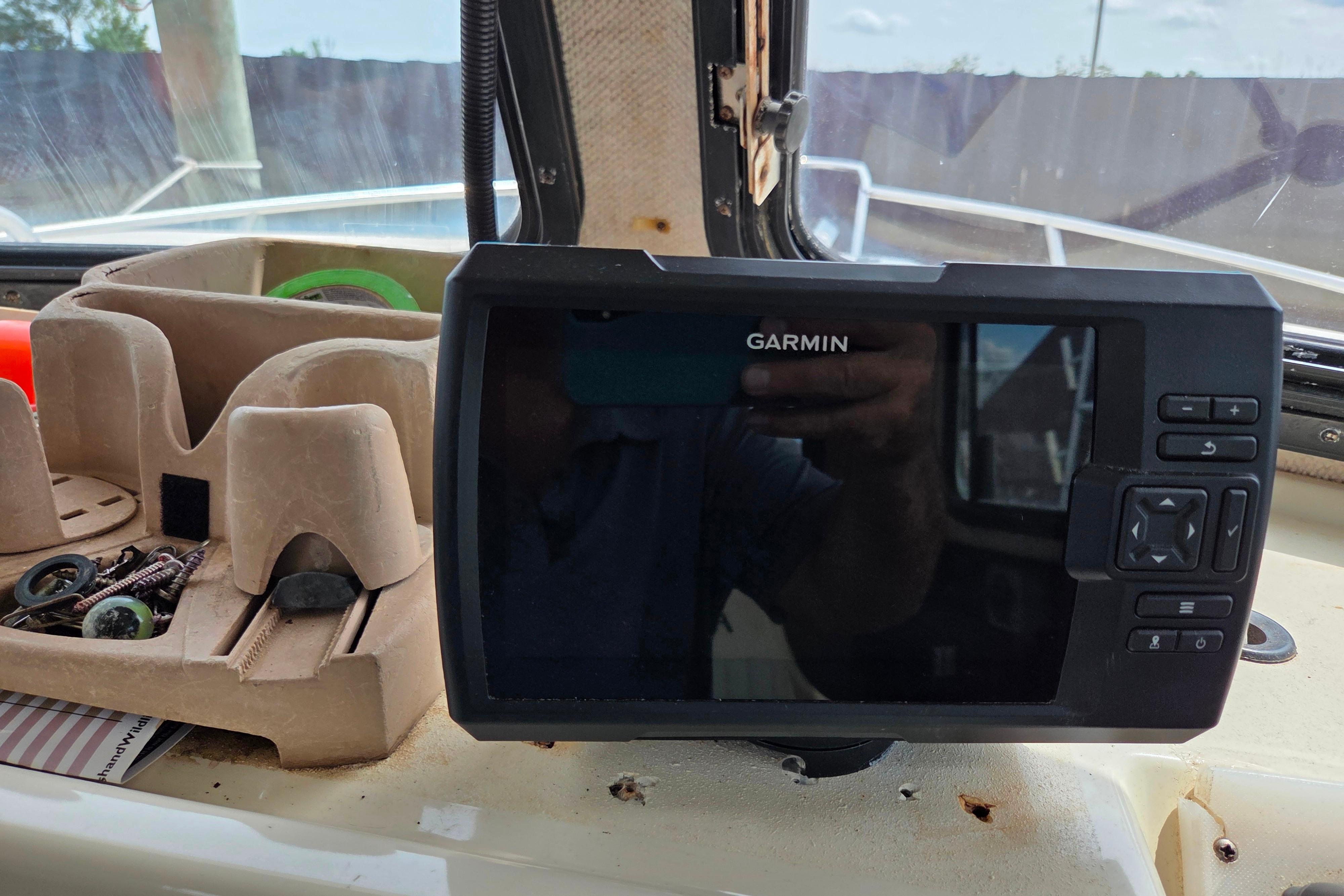 Garmin device on 2002 Parker 2520 Deep Vee Sport Cabin boat dashboard.