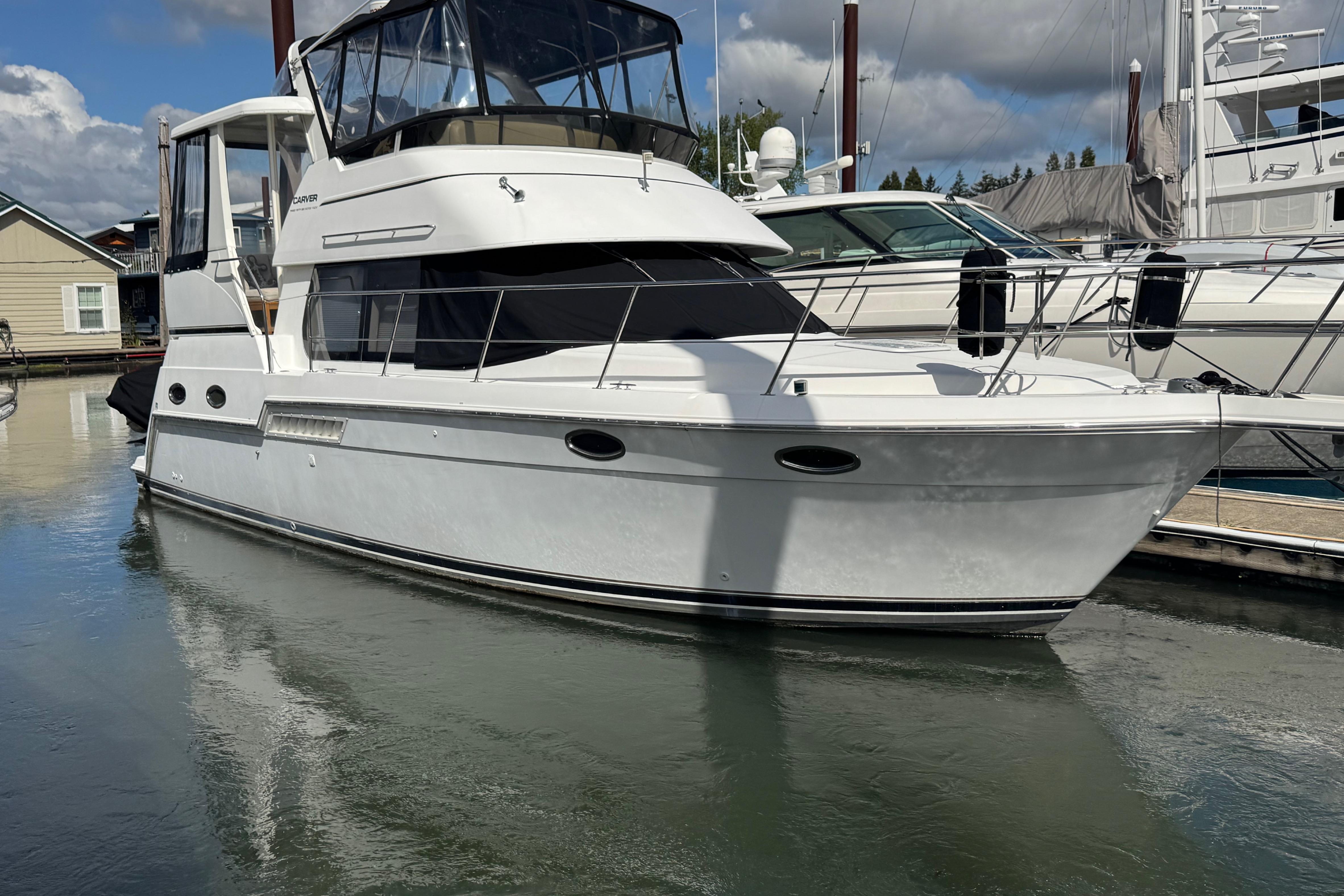 2001 Carver 356 Motor Yacht
