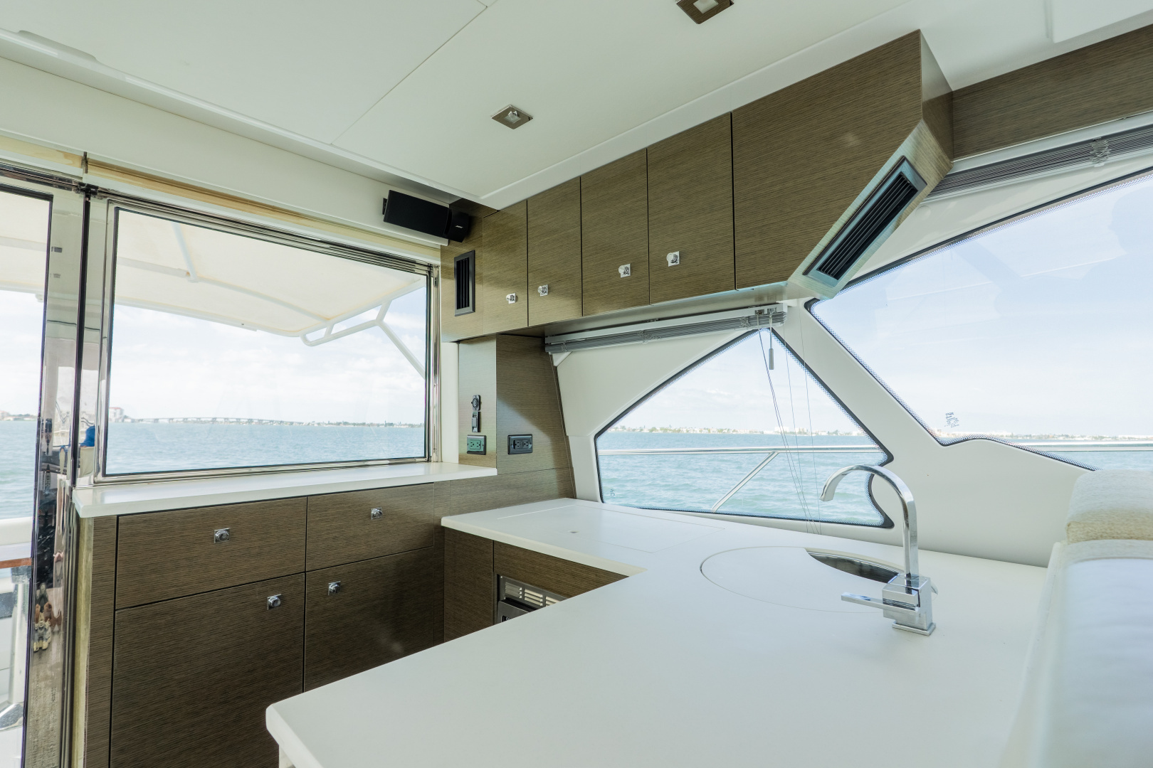 2018 Cruisers Yachts 50 CANTIUS - Image 39
