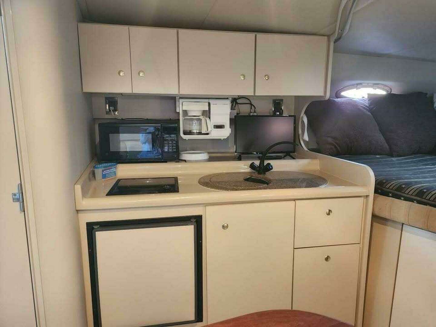 2001 Cruisers 3075 Express - Image 11
