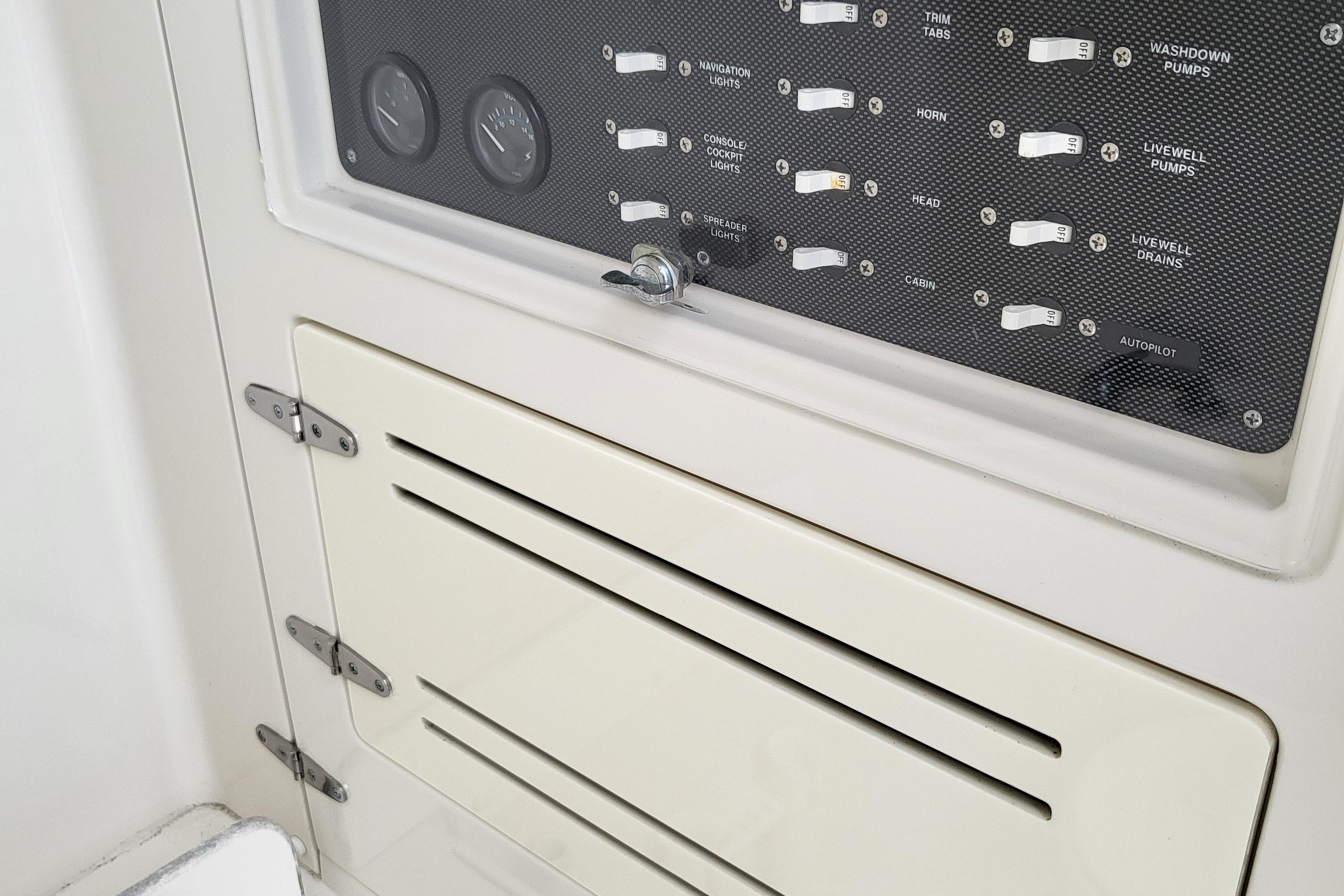 Jupiter 31 Center Console 2004, control panel and hinged door.