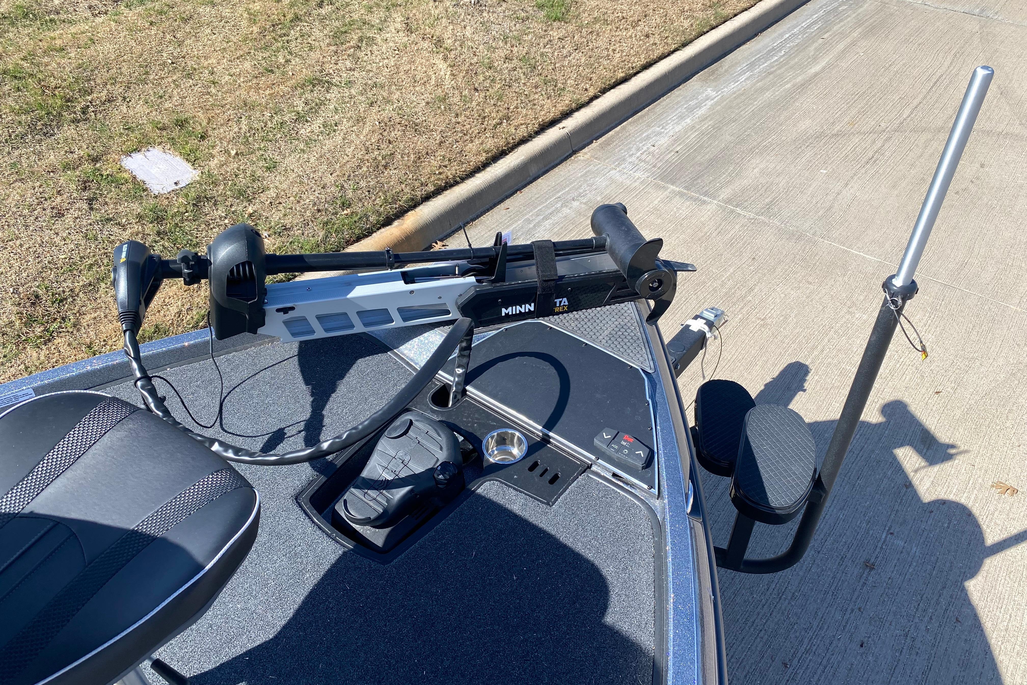 2025 Ranger Z520 boat deck with Minn Kota trolling motor and seating.