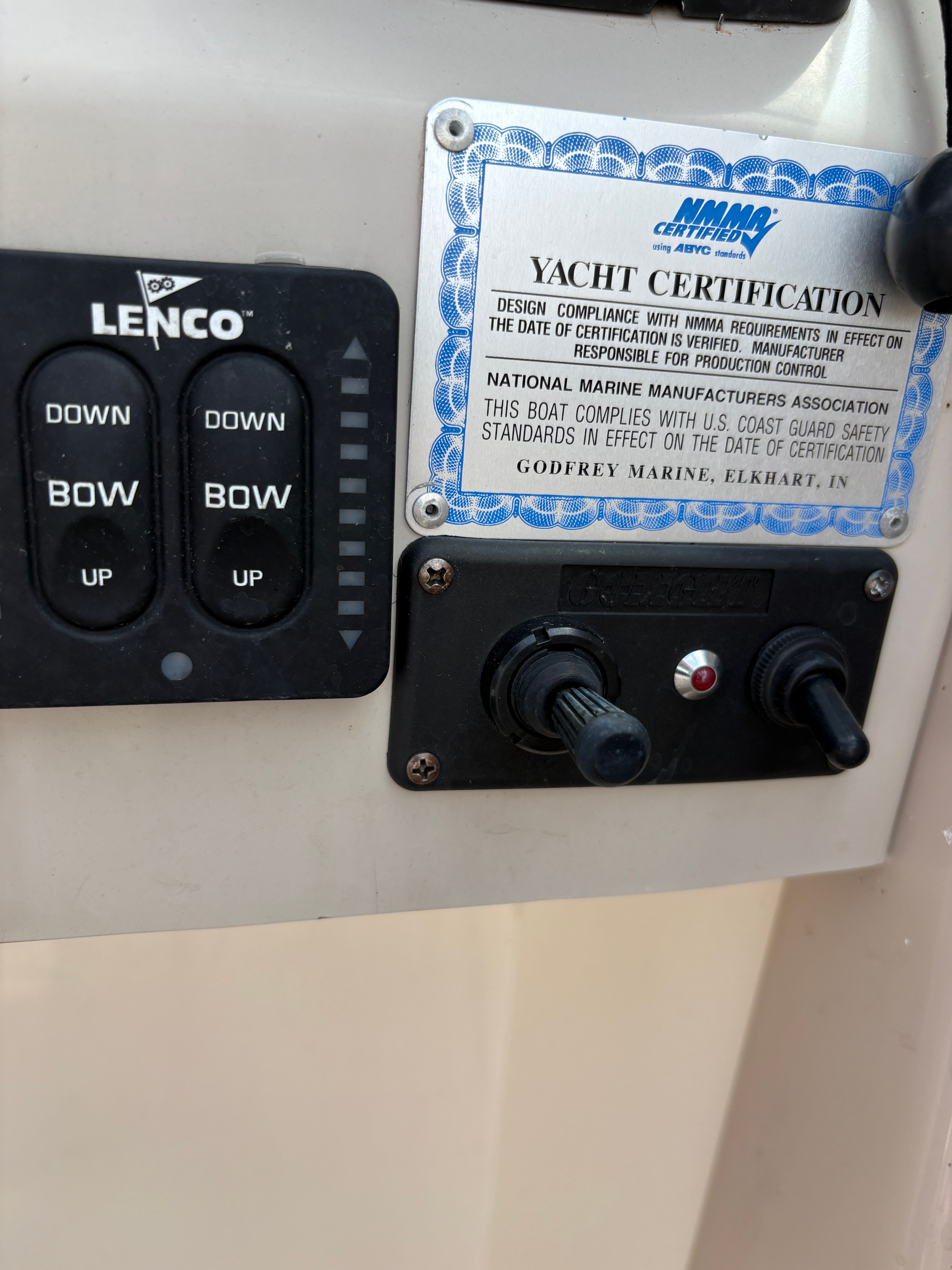 2009 Hurricane SUN DECK 260 yacht certification and controls.