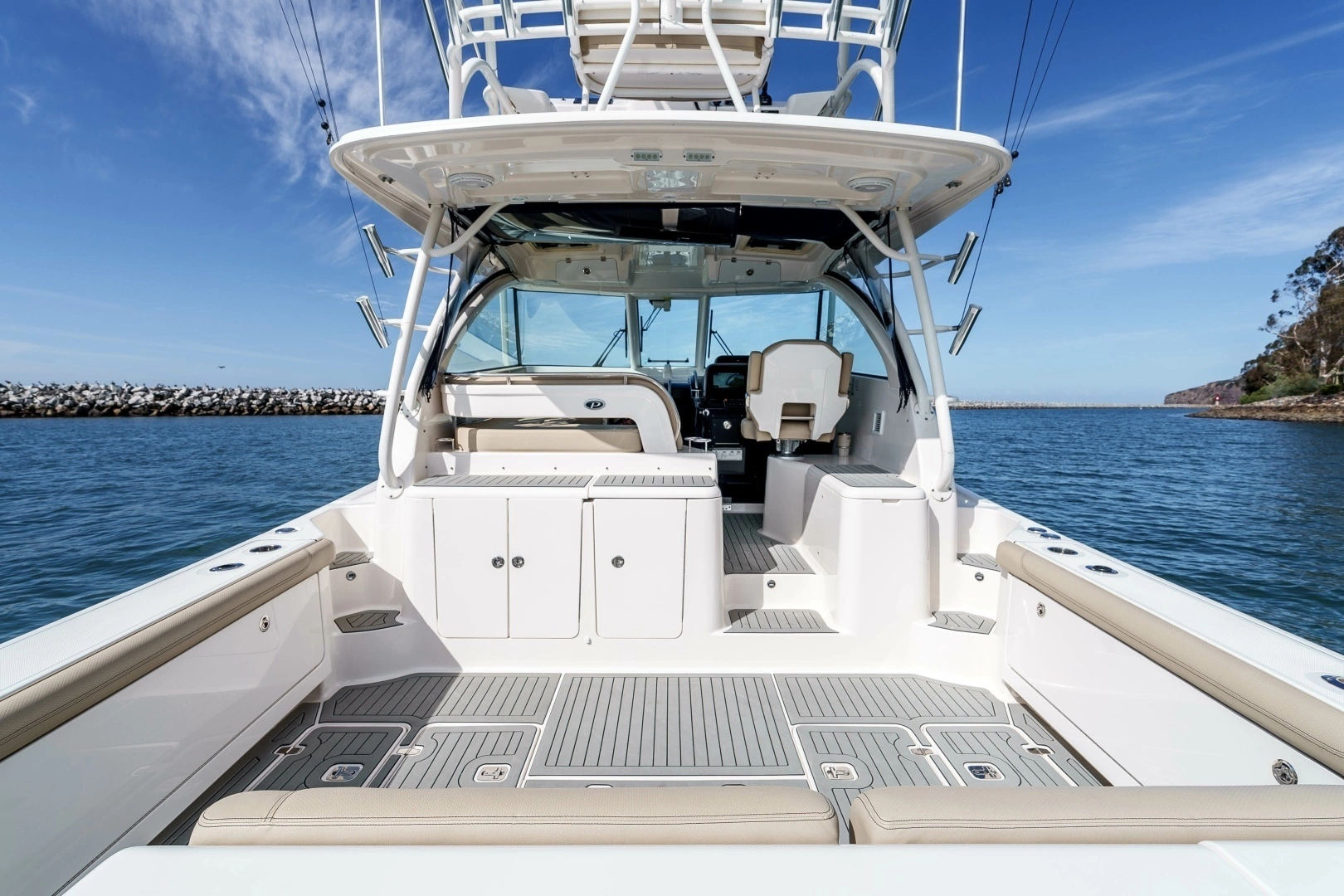 2018 Pursuit 385 Offshore - Image 19