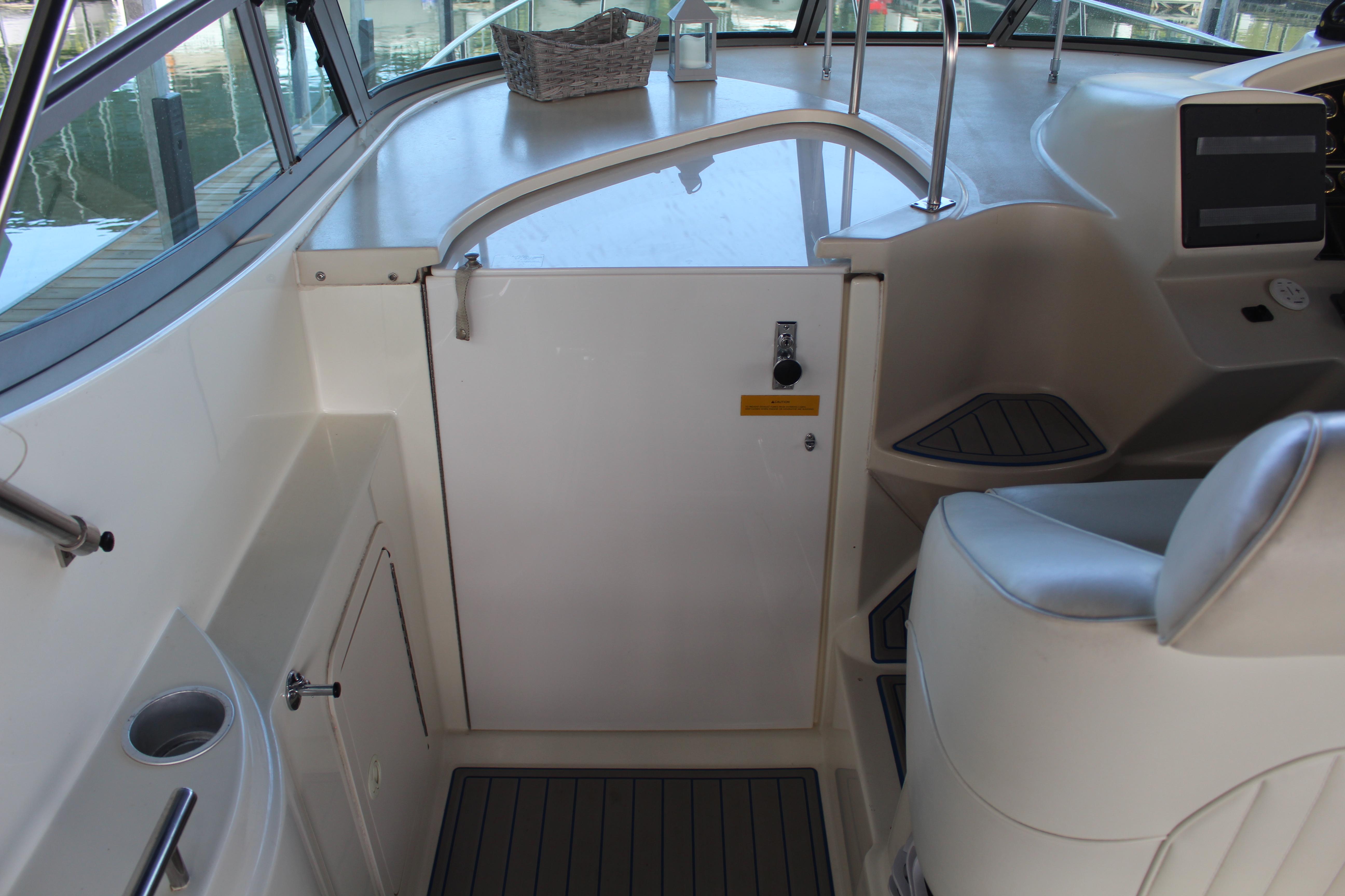 1999 Cruisers Yachts 3075 Rogue - 21