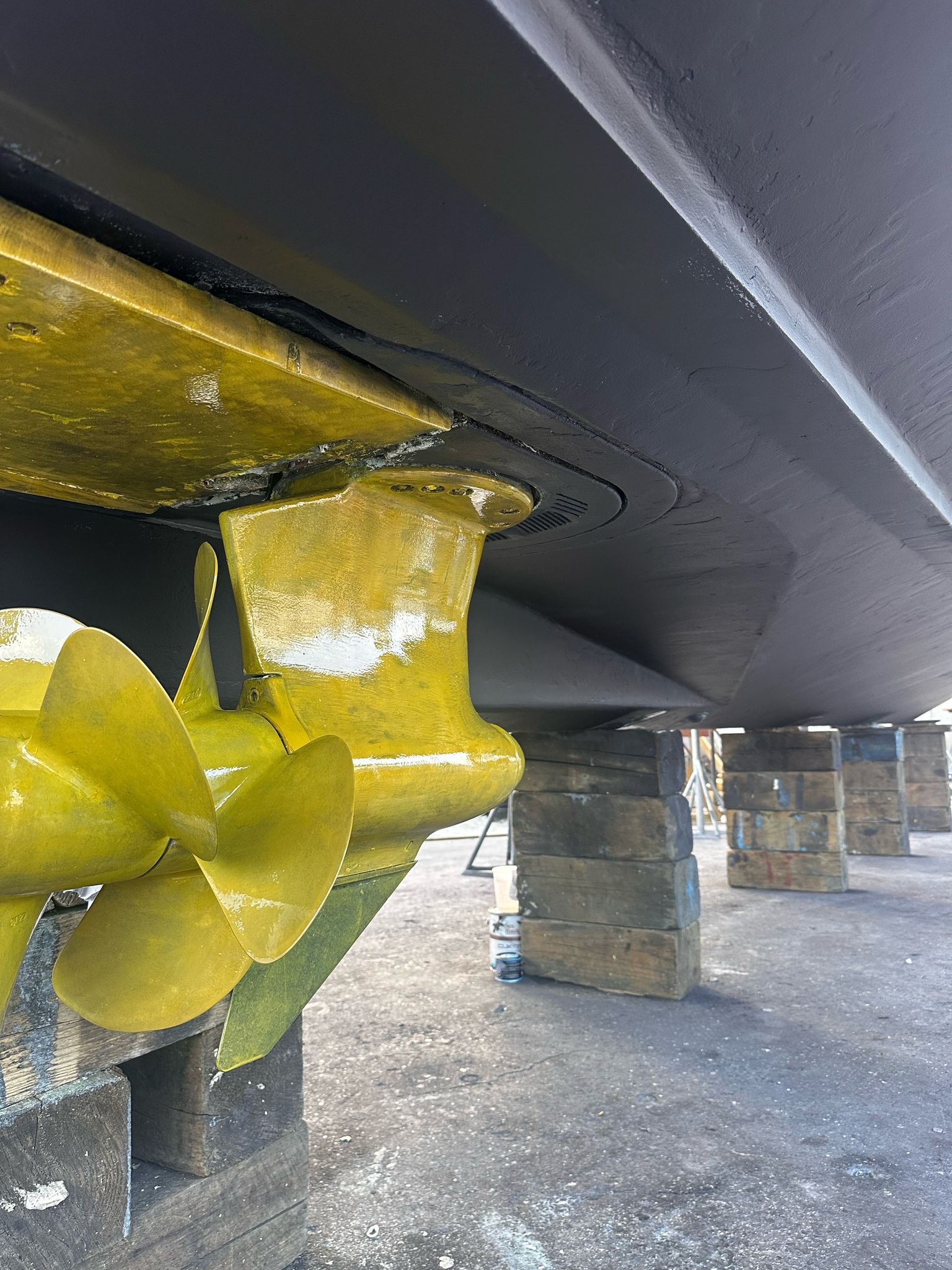 Close-up of a 2010 Sea Ray 450 yacht propeller.