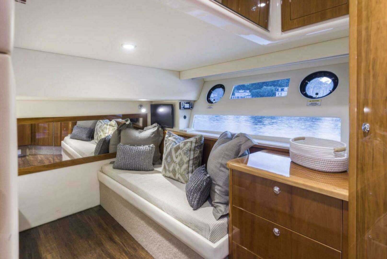 2016 Riviera 5000 Sport Yacht - Image 25