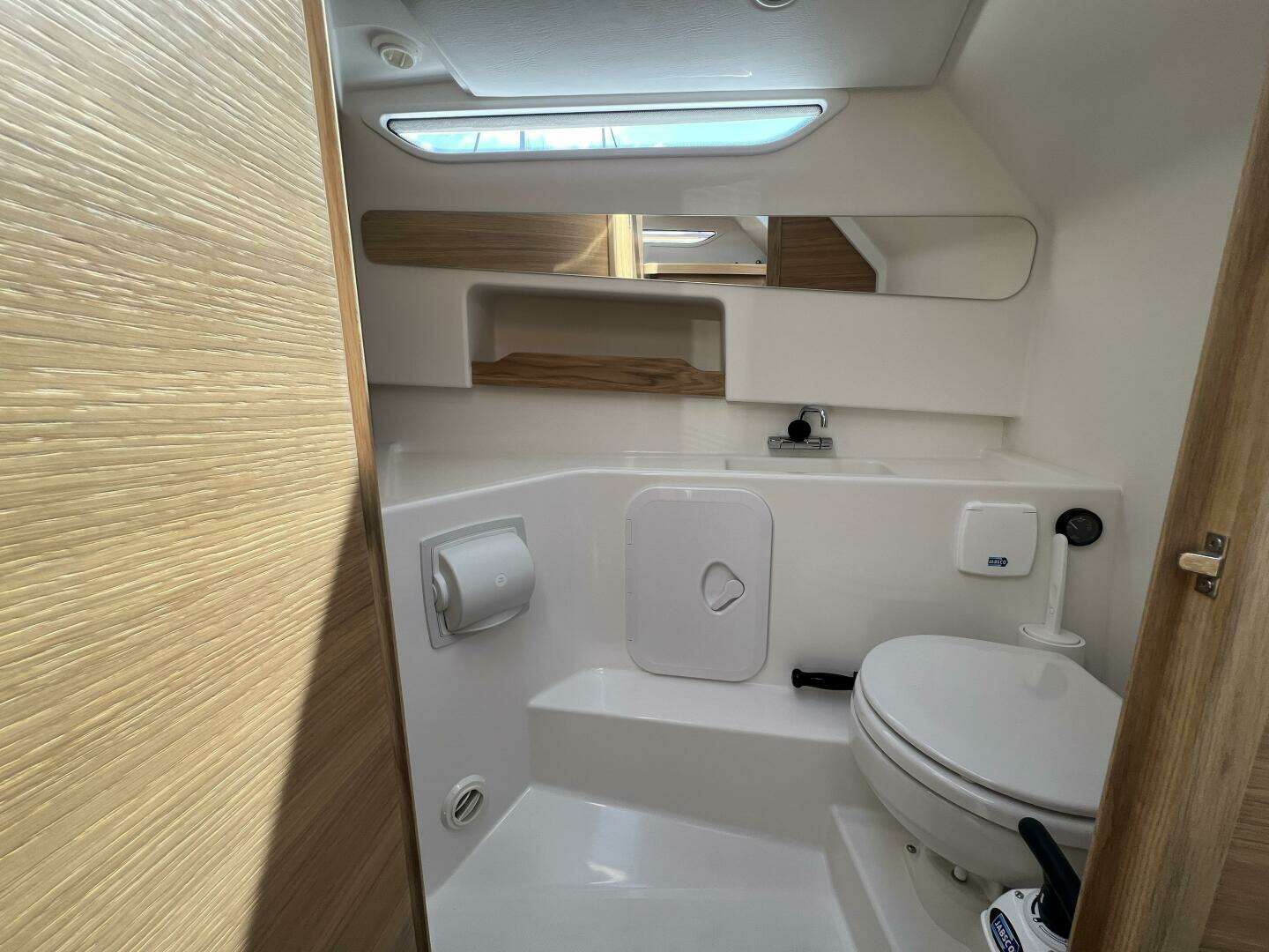 2024 Nimbus W9 - Image 18