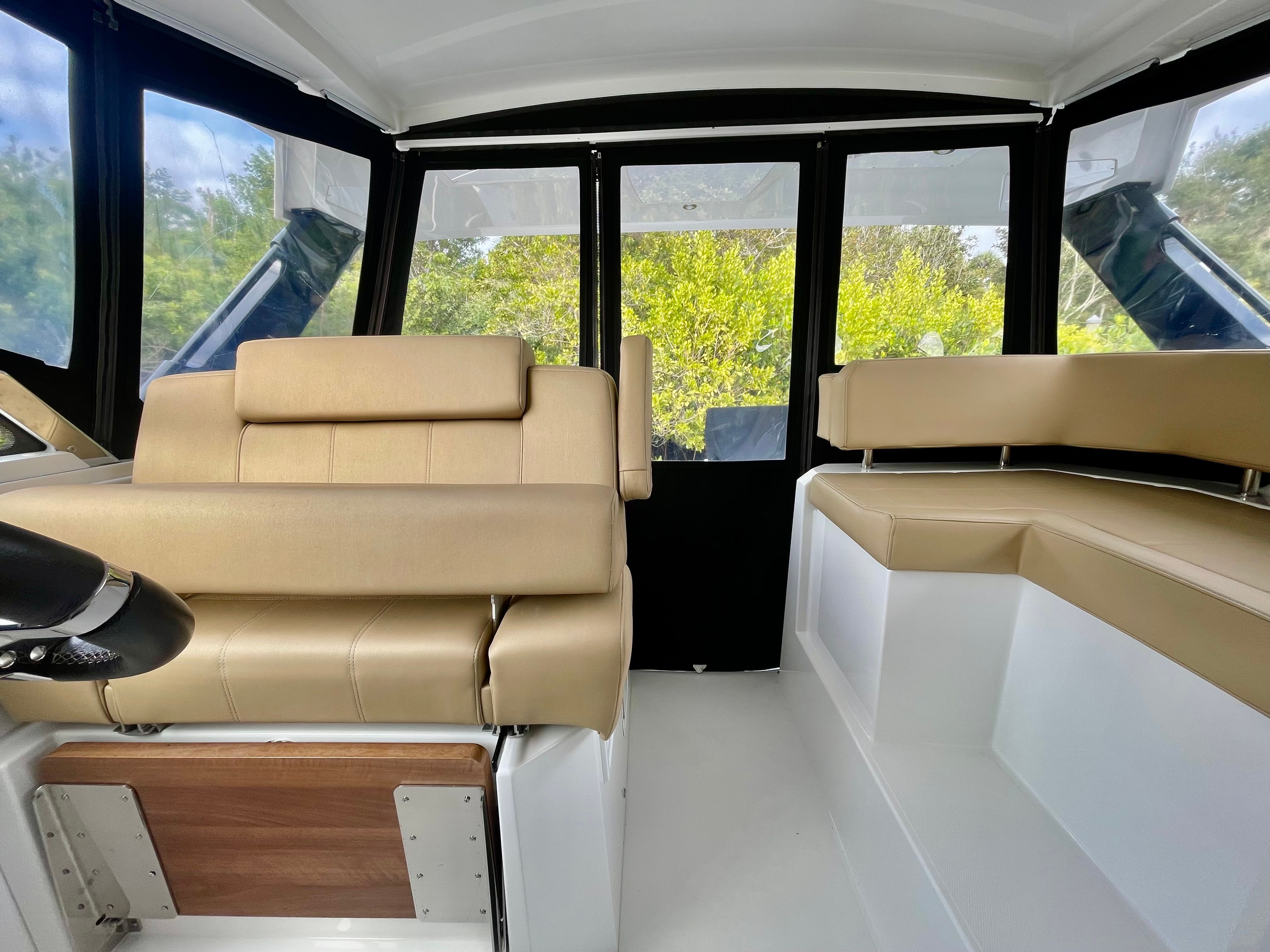 2016 Cruisers Yachts 390 Express Coupe - 9