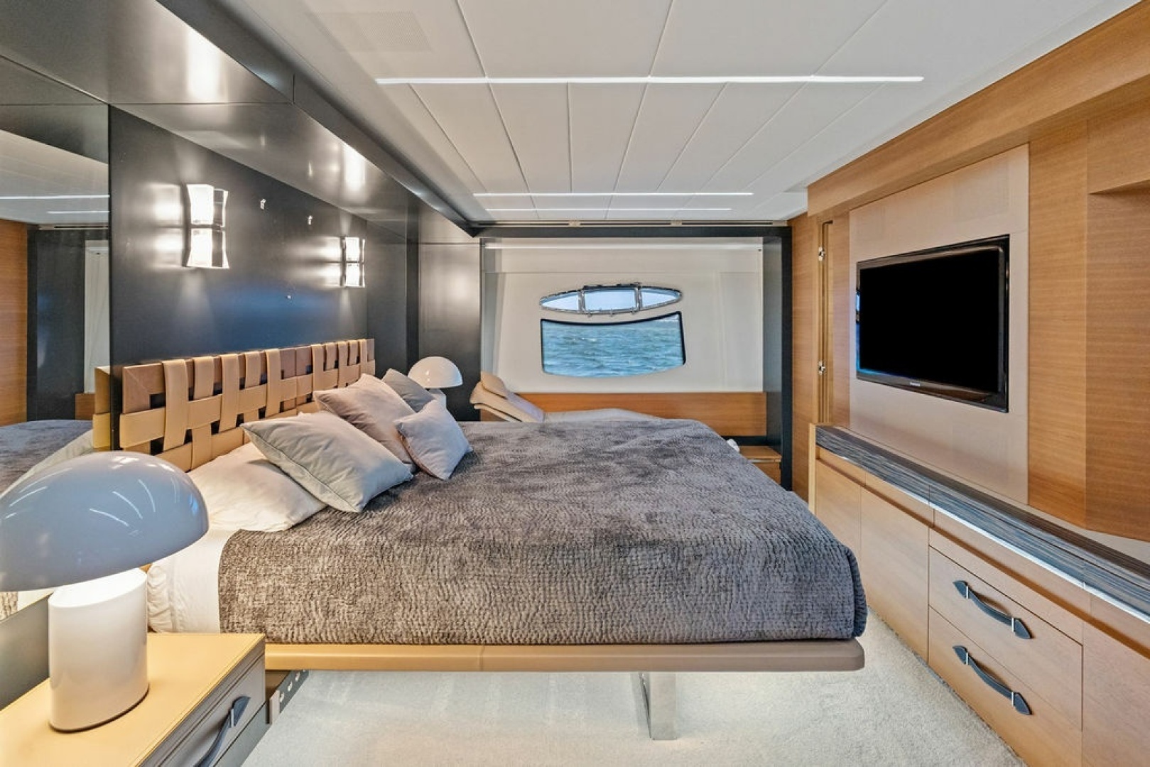 2012 Pershing 92 - Image 28
