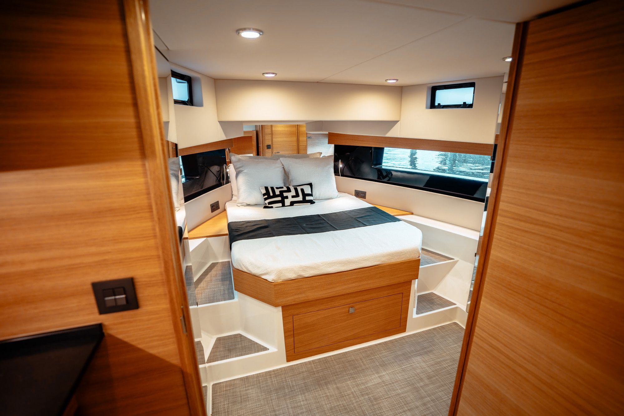2027 De Antonio Yachts D50 Coupé - 33
