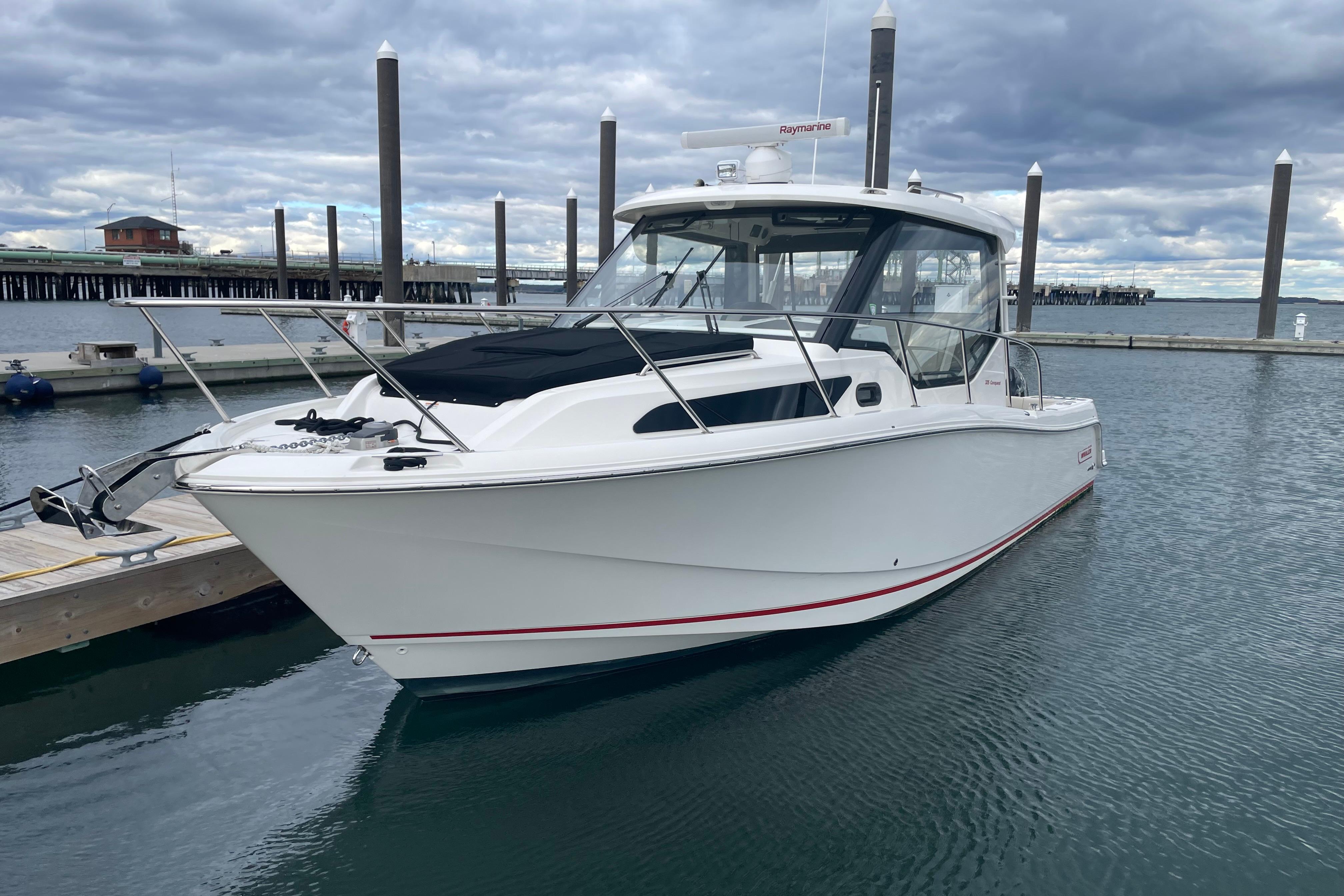 2023 Boston Whaler 325 Conquest