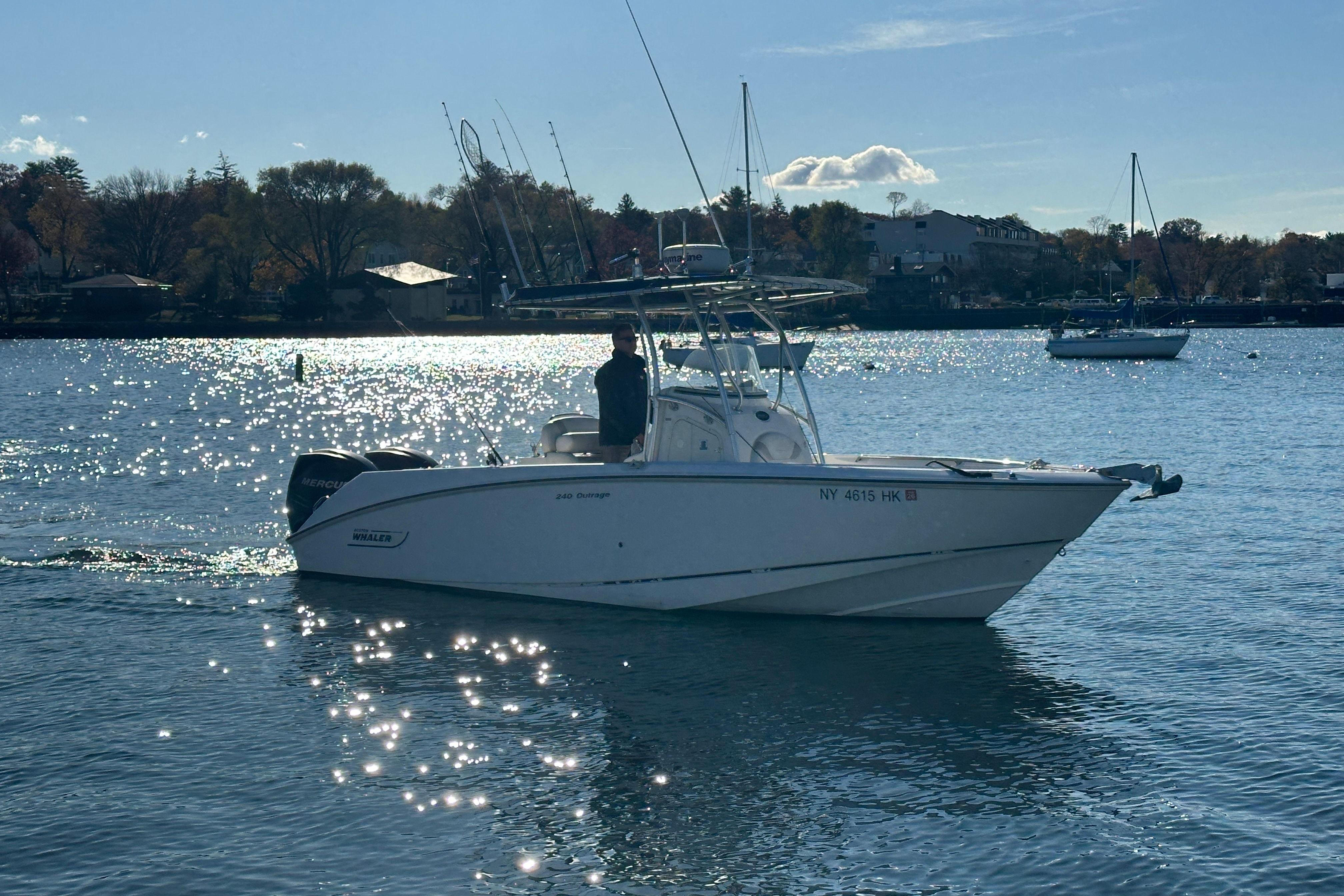 2006 Boston Whaler 240 Outrage