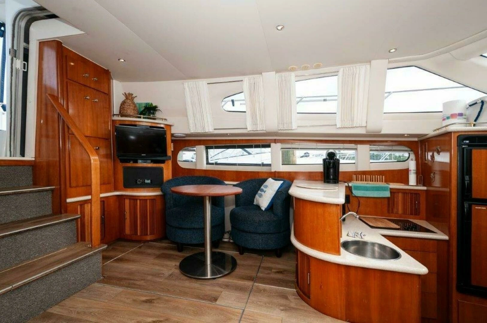 2002 Carver 444 Cockpit Motor Yacht - Image 10