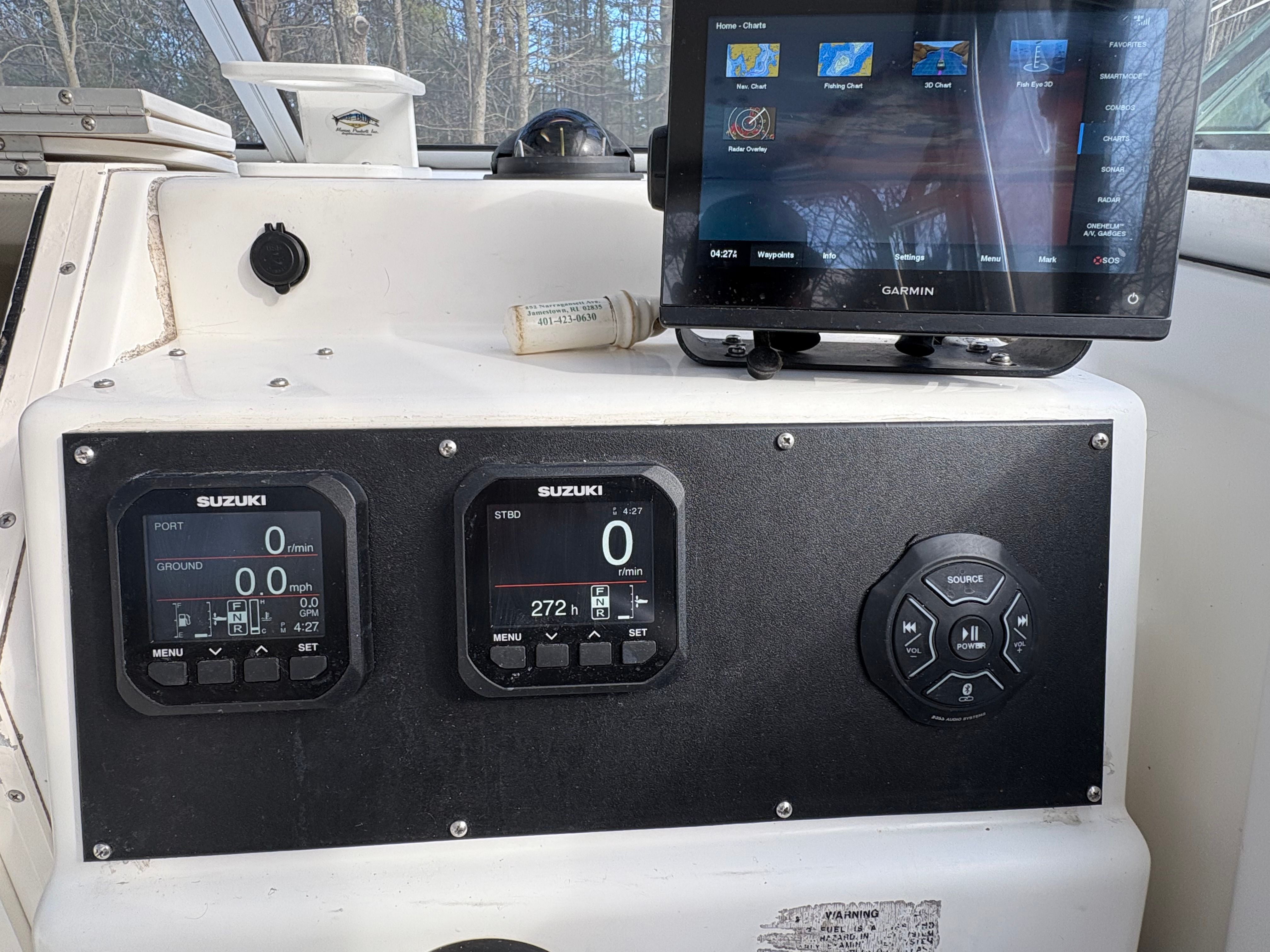 Dashboard of a Spacecraft Cuddy 2000 with Garmin navigation system.