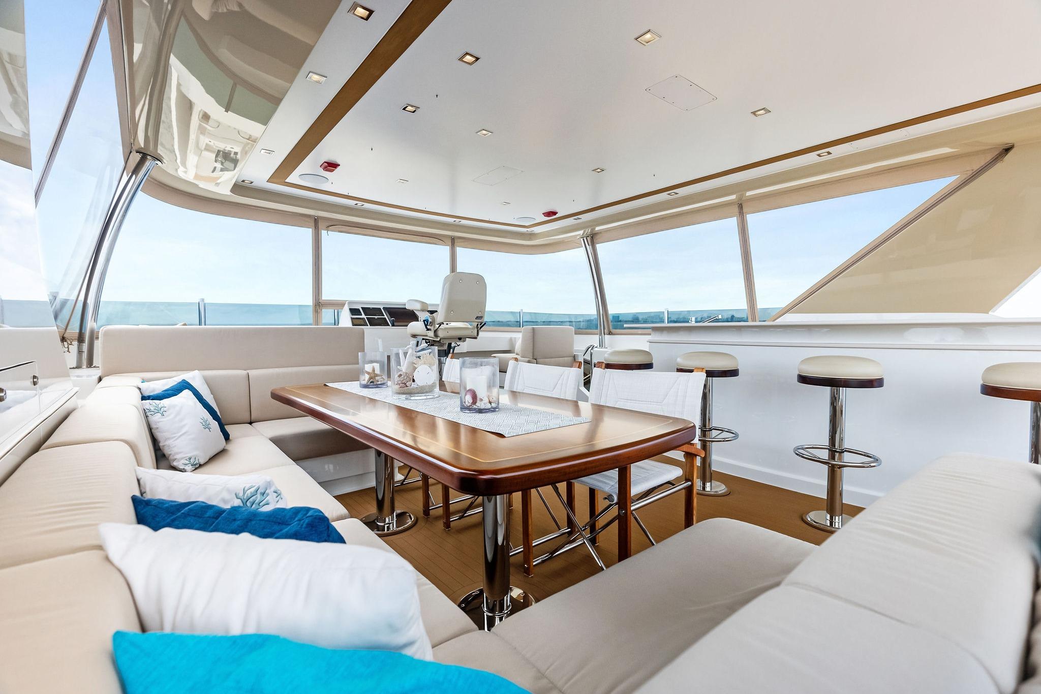 Flybridge dining and bar