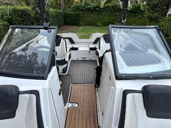 2018 Yamaha Boats 242 Limited S - 12