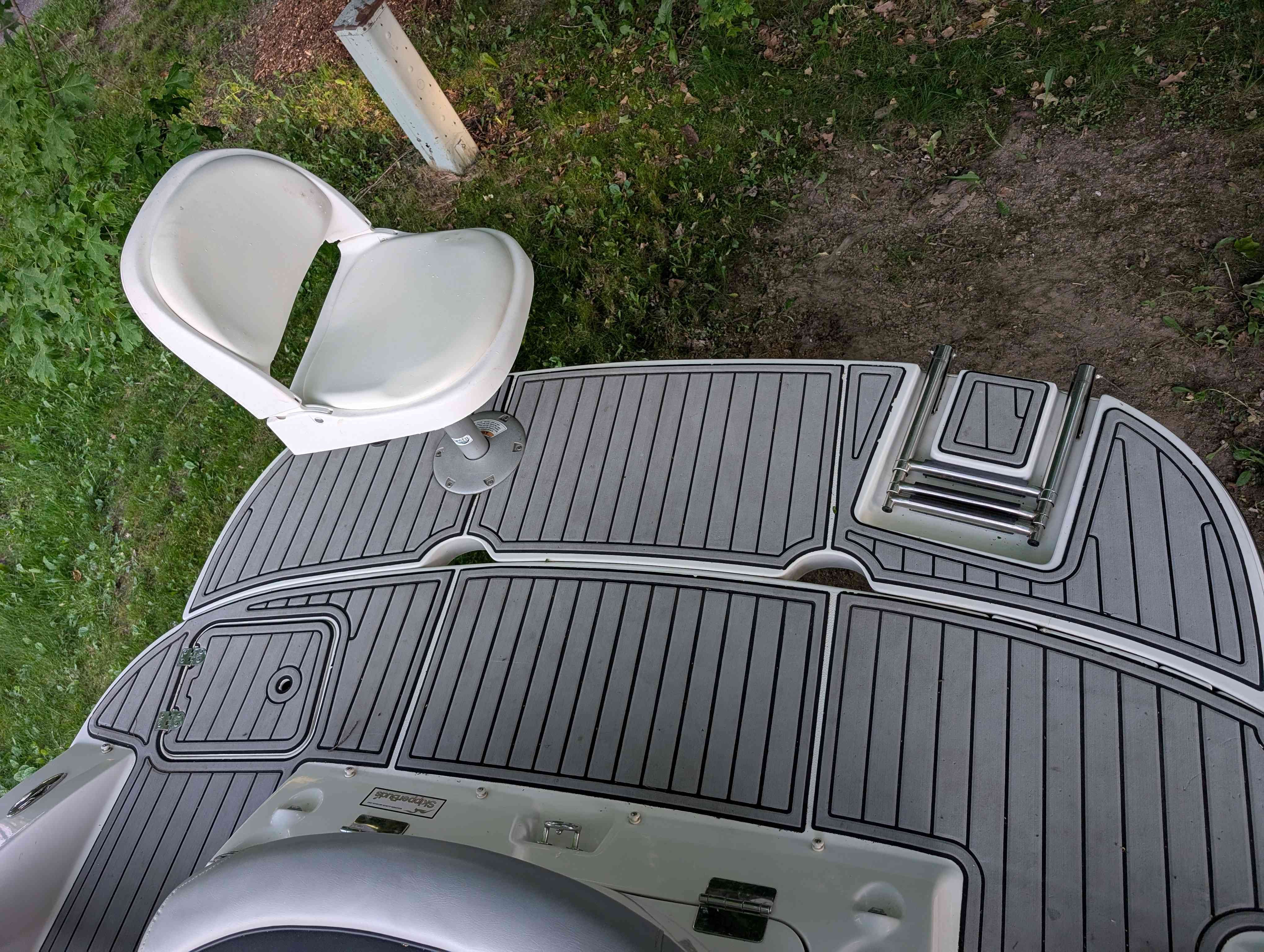 Starcraft 2000 boat, seat and deck, year 2015.