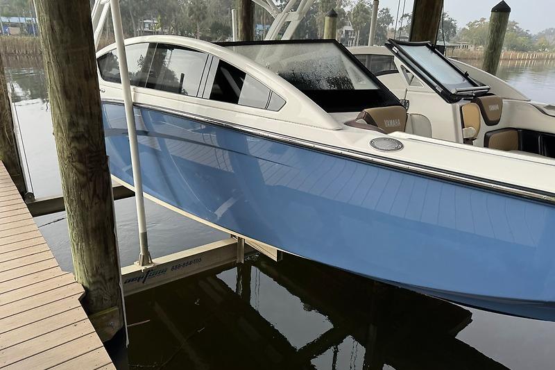 2023 Yamaha 275SDX boat docked, featuring sleek blue and white design.