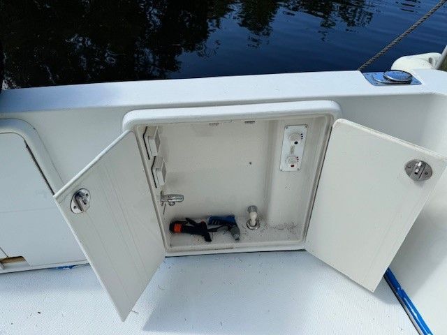 2005 Carver 41 Cockpit Motor Yacht - 14