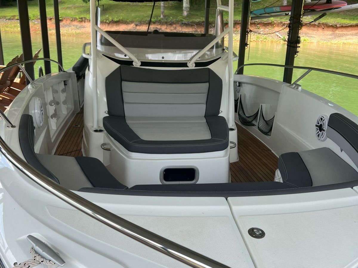 The image shows the cockpit of a 2020 Jeanneau Leader 9 with gray upholstery.