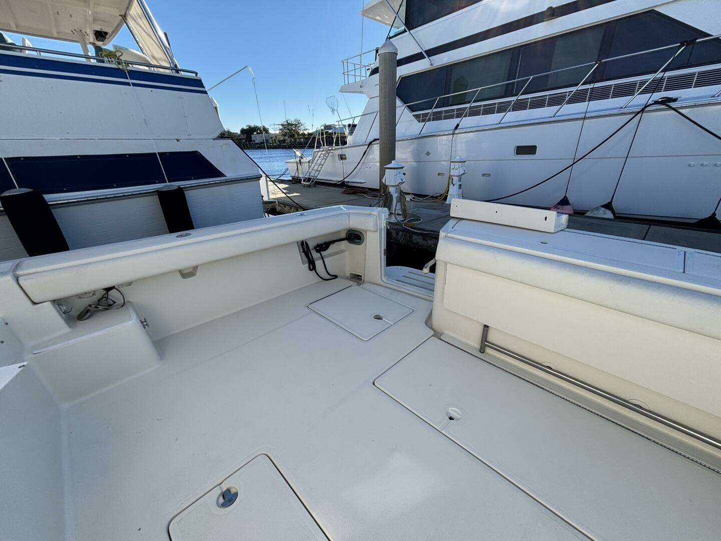 1993 Tiara Yachts 4300 Convertible - Image 16